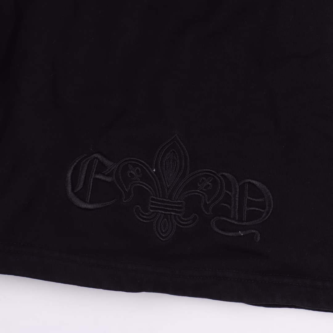 Chrome Hearts 25ss Scout Flower Applique ShortsInspired by the retro style of the 1980s, made of custom fabrics, the same style as the official style, the fabrics are processed by the same vat dyeing process, and feel comfortable and soft. They are both fashionable and individual. They are very suitable for both men and women. Whether they are paired with casual wear or formal occasions, they are super versatile and good-looking. A must-have for everyone, with hangtags, collar labels, and washed wheat, all three labels are complete