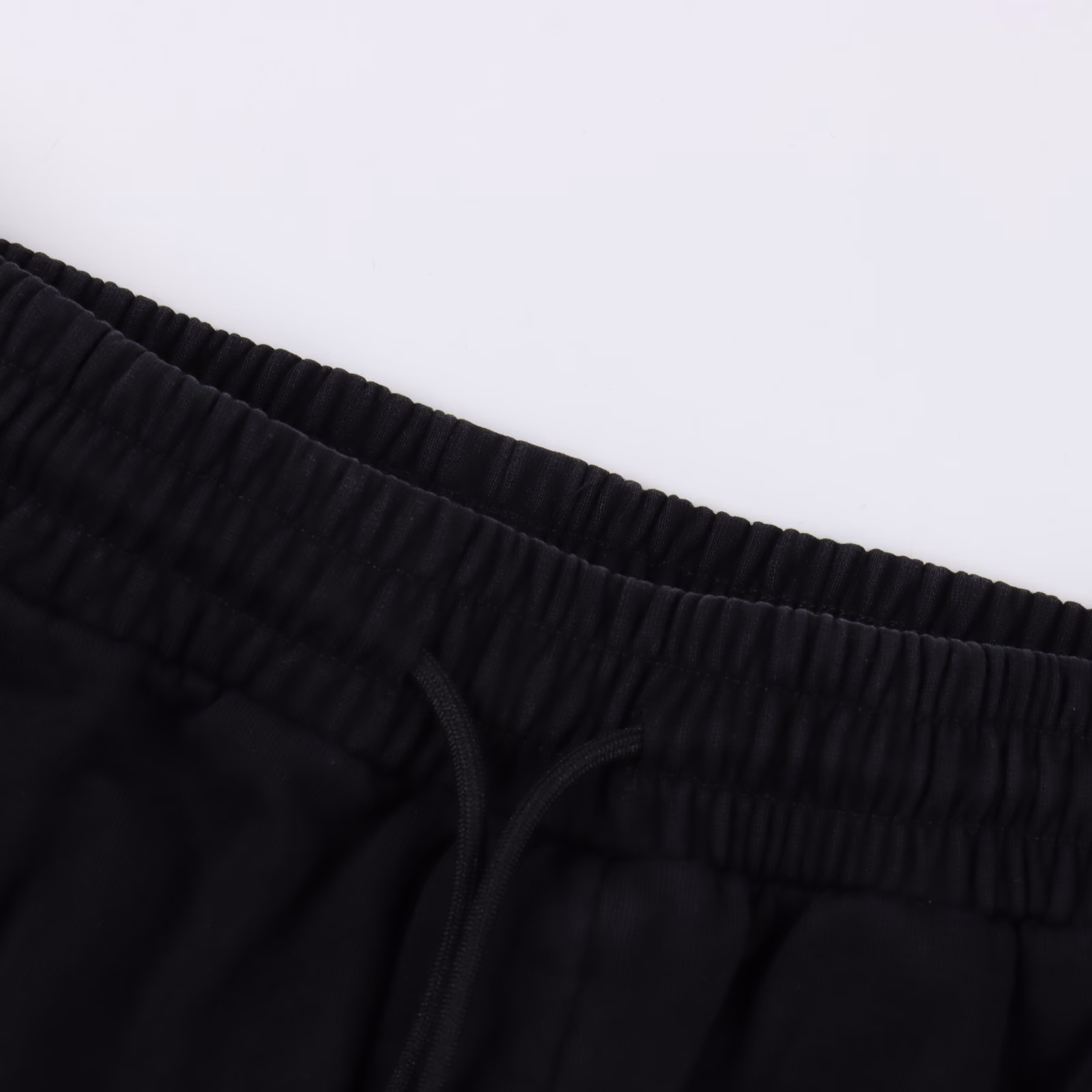 Chrome Hearts 25ss Scout Flower Applique ShortsInspired by the retro style of the 1980s, made of custom fabrics, the same style as the official style, the fabrics are processed by the same vat dyeing process, and feel comfortable and soft. They are both fashionable and individual. They are very suitable for both men and women. Whether they are paired with casual wear or formal occasions, they are super versatile and good-looking. A must-have for everyone, with hangtags, collar labels, and washed wheat, all three labels are complete