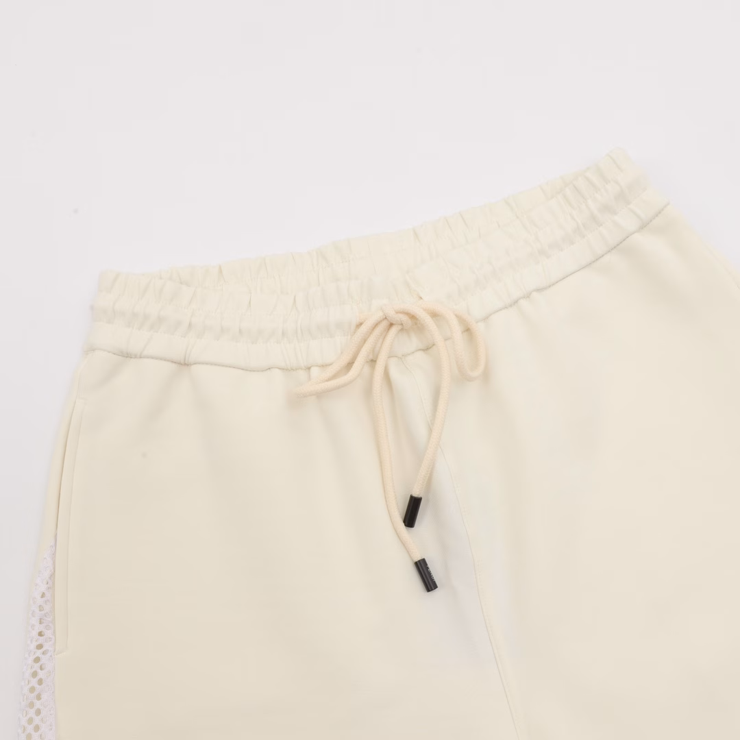 Fendi 25ss Gold Label Double Flogo Embroidered Side Mesh ShortsThe custom fabric uses wafer fabric weaving, ultra-high-end knitting technology, side mesh stitching,The trouser legs are decorated with brand logos!The style is simple yet classy, ​​breathable and comfortable, with impeccable details and brand element design concepts,reflecting high quality. Delicate and soft to the touch! It presents a casual cut, and the upper body shape is superb! A must-have for everyone