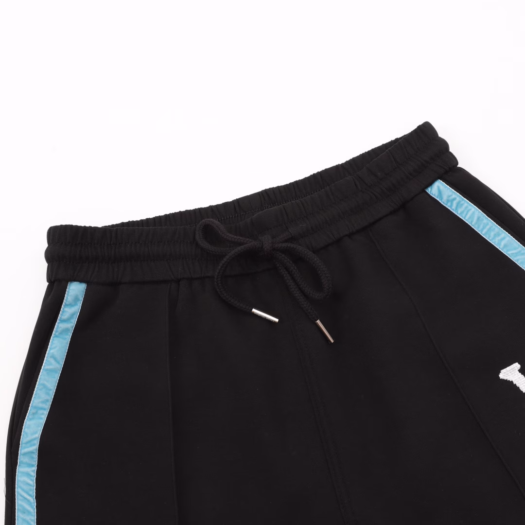 Louis Vuitton 25ss blue striped woven logo embroidered shortsThe fabric is made of customized 380g terry fabric, woven with floral cotton ribbon, tightly woven and soft to the touch.The embroidery process uses a Behringer embroidery machine to make the embroidery color more full and the embroidery more three-dimensional.The style has a good effect on the body, and the college style black shorts are matched with light blue textures.The youthful style is ready to emerge while showing temperament! Delicate and soft to the touch!It presents a casual cut, and the upper body style is superb! The same style for men and women, everyone must buy it