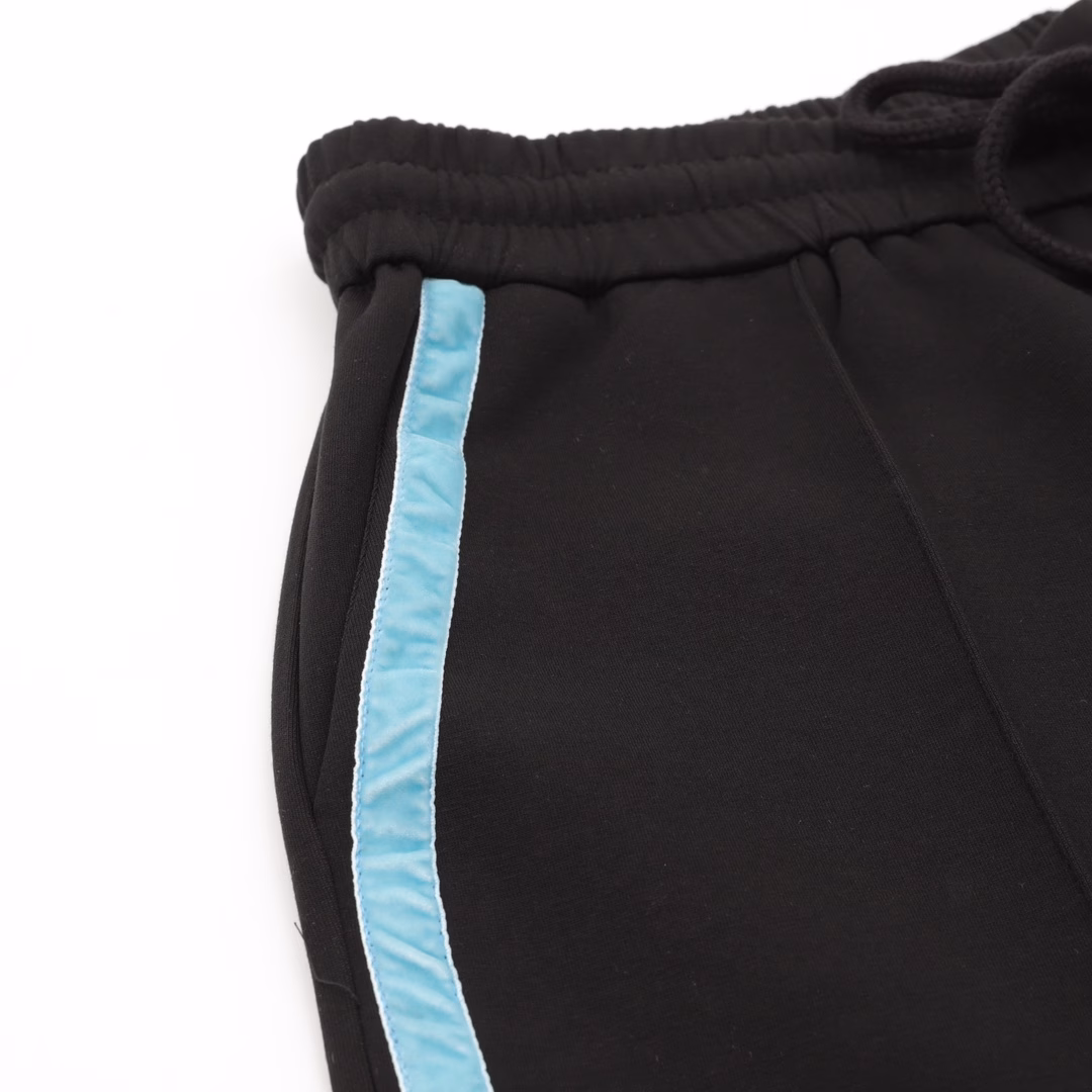 Louis Vuitton 25ss blue striped woven logo embroidered shortsThe fabric is made of customized 380g terry fabric, woven with floral cotton ribbon, tightly woven and soft to the touch.The embroidery process uses a Behringer embroidery machine to make the embroidery color more full and the embroidery more three-dimensional.The style has a good effect on the body, and the college style black shorts are matched with light blue textures.The youthful style is ready to emerge while showing temperament! Delicate and soft to the touch!It presents a casual cut, and the upper body style is superb! The same style for men and women, everyone must buy it