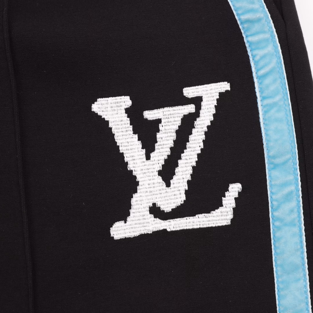 Louis Vuitton 25ss blue striped woven logo embroidered shortsThe fabric is made of customized 380g terry fabric, woven with floral cotton ribbon, tightly woven and soft to the touch.The embroidery process uses a Behringer embroidery machine to make the embroidery color more full and the embroidery more three-dimensional.The style has a good effect on the body, and the college style black shorts are matched with light blue textures.The youthful style is ready to emerge while showing temperament! Delicate and soft to the touch!It presents a casual cut, and the upper body style is superb! The same style for men and women, everyone must buy it