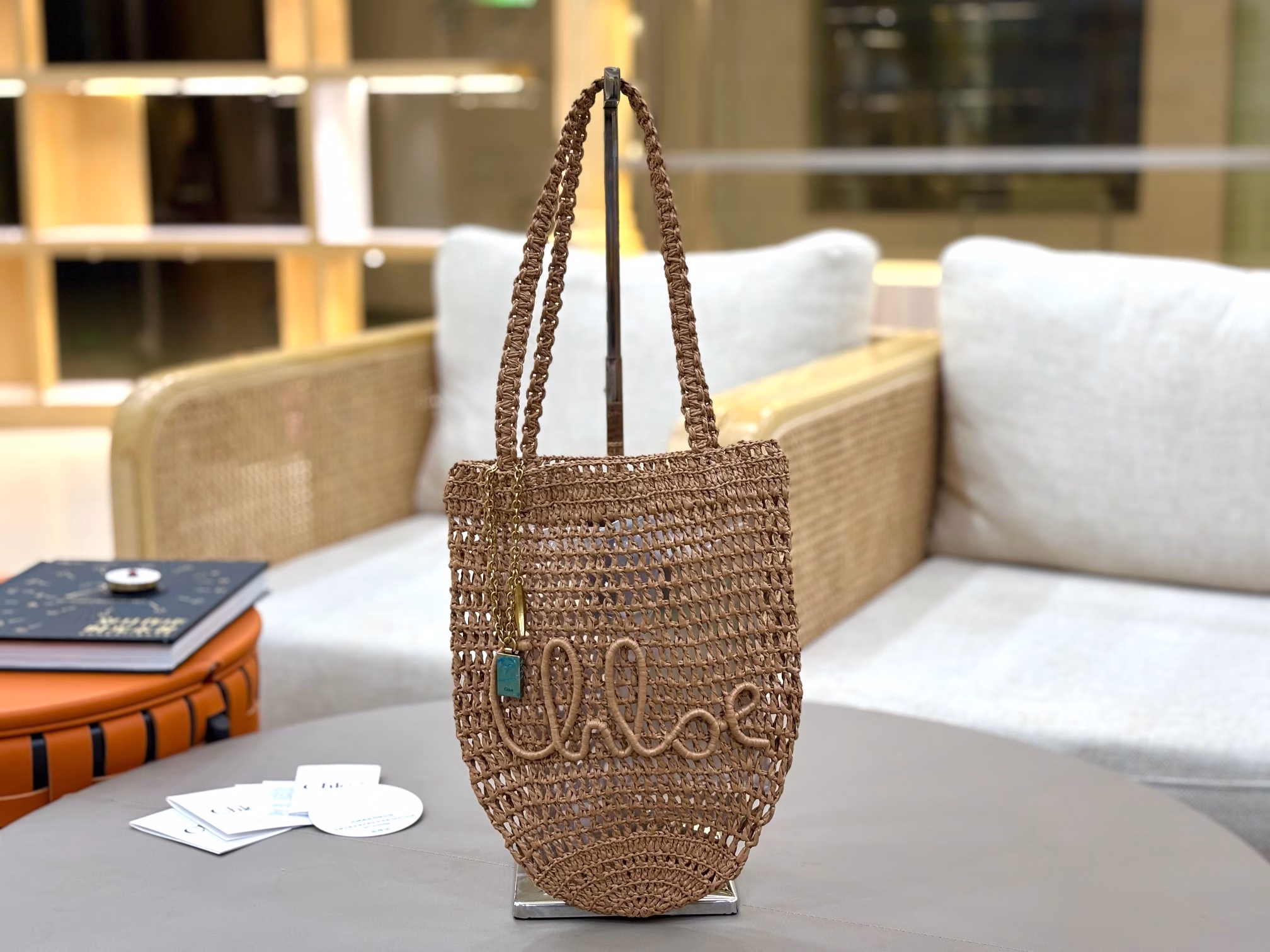 Chloé 25SChloe｜Isn’t this season’s BANANA series a little too beautiful!!!BANANA bucket straw bag~embrace the summer with sunshine and comfort;American famous makeup artist/influencer Meredith Duxbury wears Chloe 25 summer series items. The latest summer Chloe is a relaxed aesthetic model that highly integrates fashion and life. The romantic and casual wave style makes every step seem to be on the drumbeat of freedom, turning the summer streets into a cozy holiday ranch~