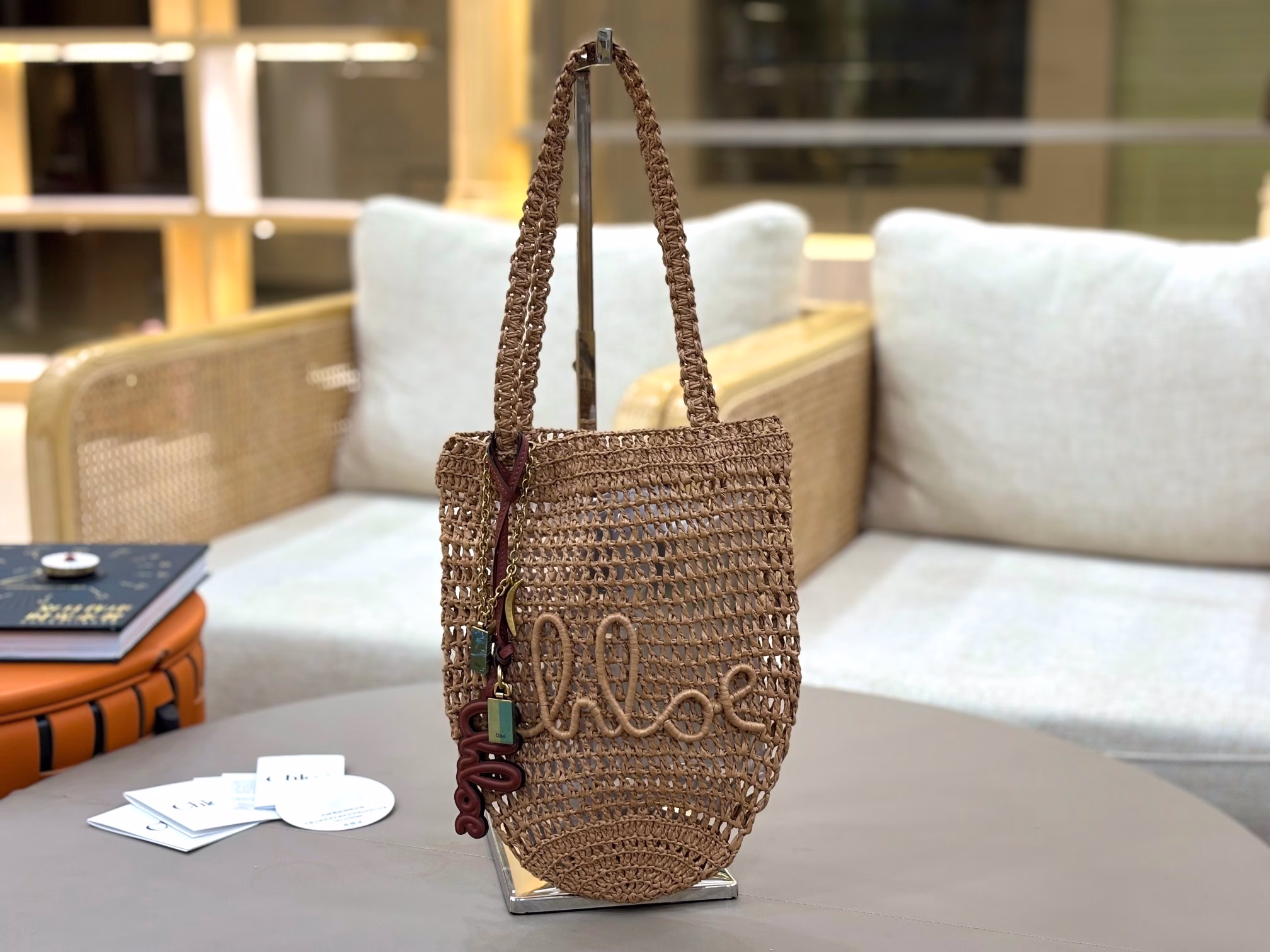 Chloé 25SChloe｜Isn’t this season’s BANANA series a little too beautiful!!!BANANA bucket straw bag~embrace the summer with sunshine and comfort;American famous makeup artist/influencer Meredith Duxbury wears Chloe 25 summer series items. The latest summer Chloe is a relaxed aesthetic model that highly integrates fashion and life. The romantic and casual wave style makes every step seem to be on the drumbeat of freedom, turning the summer streets into a cozy holiday ranch~