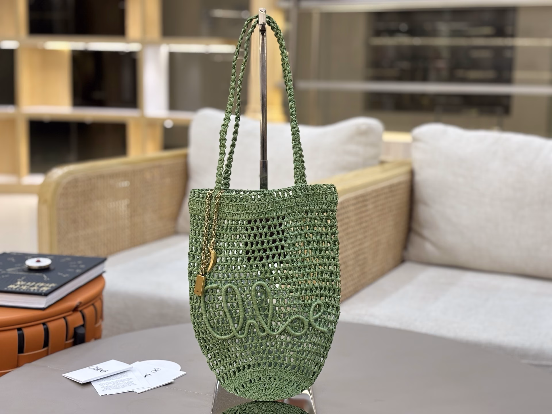 Chloé 25SChloe｜Isn’t this season’s BANANA series a little too beautiful!!!BANANA bucket straw bag~embrace the summer with sunshine and comfort;American famous makeup artist/influencer Meredith Duxbury wears Chloe 25 summer series items. The latest summer Chloe is a relaxed aesthetic model that highly integrates fashion and life. The romantic and casual wave style makes every step seem to be on the drumbeat of freedom, turning the summer streets into a cozy holiday ranch~