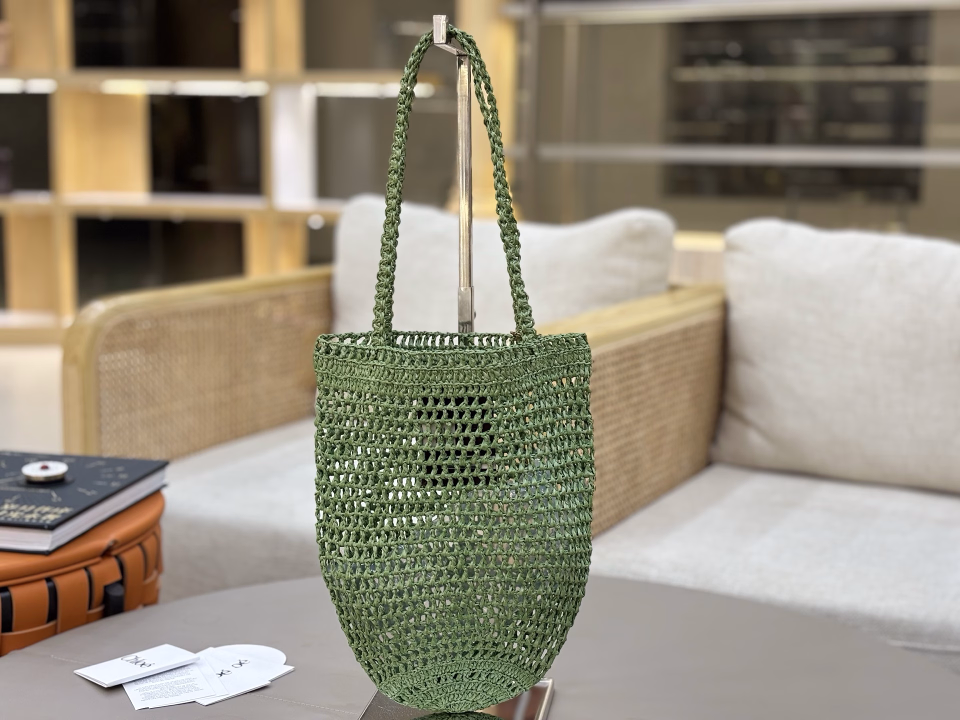 Chloé 25SChloe｜Isn’t this season’s BANANA series a little too beautiful!!!BANANA bucket straw bag~embrace the summer with sunshine and comfort;American famous makeup artist/influencer Meredith Duxbury wears Chloe 25 summer series items. The latest summer Chloe is a relaxed aesthetic model that highly integrates fashion and life. The romantic and casual wave style makes every step seem to be on the drumbeat of freedom, turning the summer streets into a cozy holiday ranch~