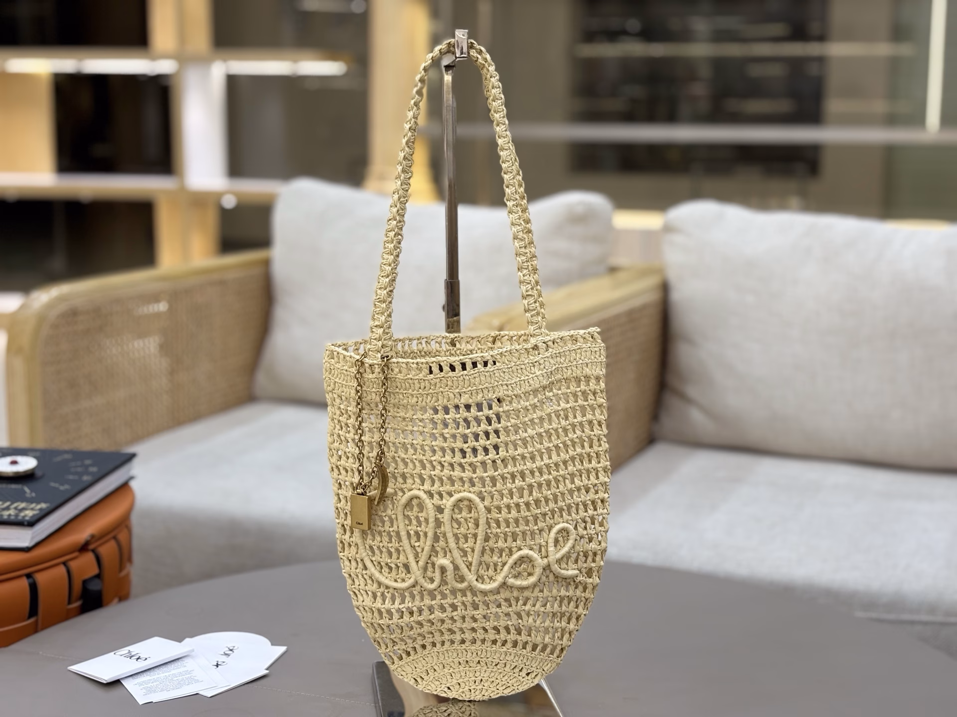 Chloé 25SChloe｜Isn’t this season’s BANANA series a little too beautiful!!!BANANA bucket straw bag~embrace the summer with sunshine and comfort;American famous makeup artist/influencer Meredith Duxbury wears Chloe 25 summer series items. The latest summer Chloe is a relaxed aesthetic model that highly integrates fashion and life. The romantic and casual wave style makes every step seem to be on the drumbeat of freedom, turning the summer streets into a cozy holiday ranch~