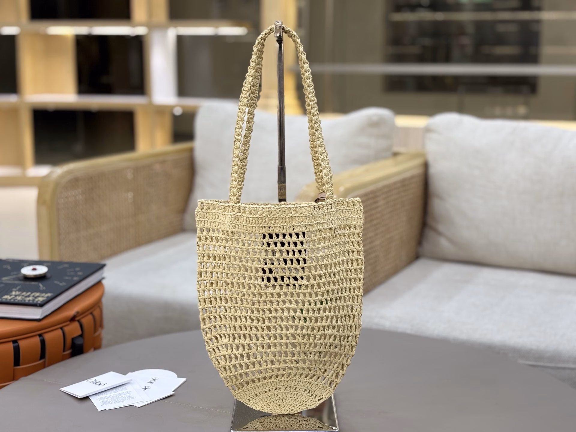 Chloé 25SChloe｜Isn’t this season’s BANANA series a little too beautiful!!!BANANA bucket straw bag~embrace the summer with sunshine and comfort;American famous makeup artist/influencer Meredith Duxbury wears Chloe 25 summer series items. The latest summer Chloe is a relaxed aesthetic model that highly integrates fashion and life. The romantic and casual wave style makes every step seem to be on the drumbeat of freedom, turning the summer streets into a cozy holiday ranch~