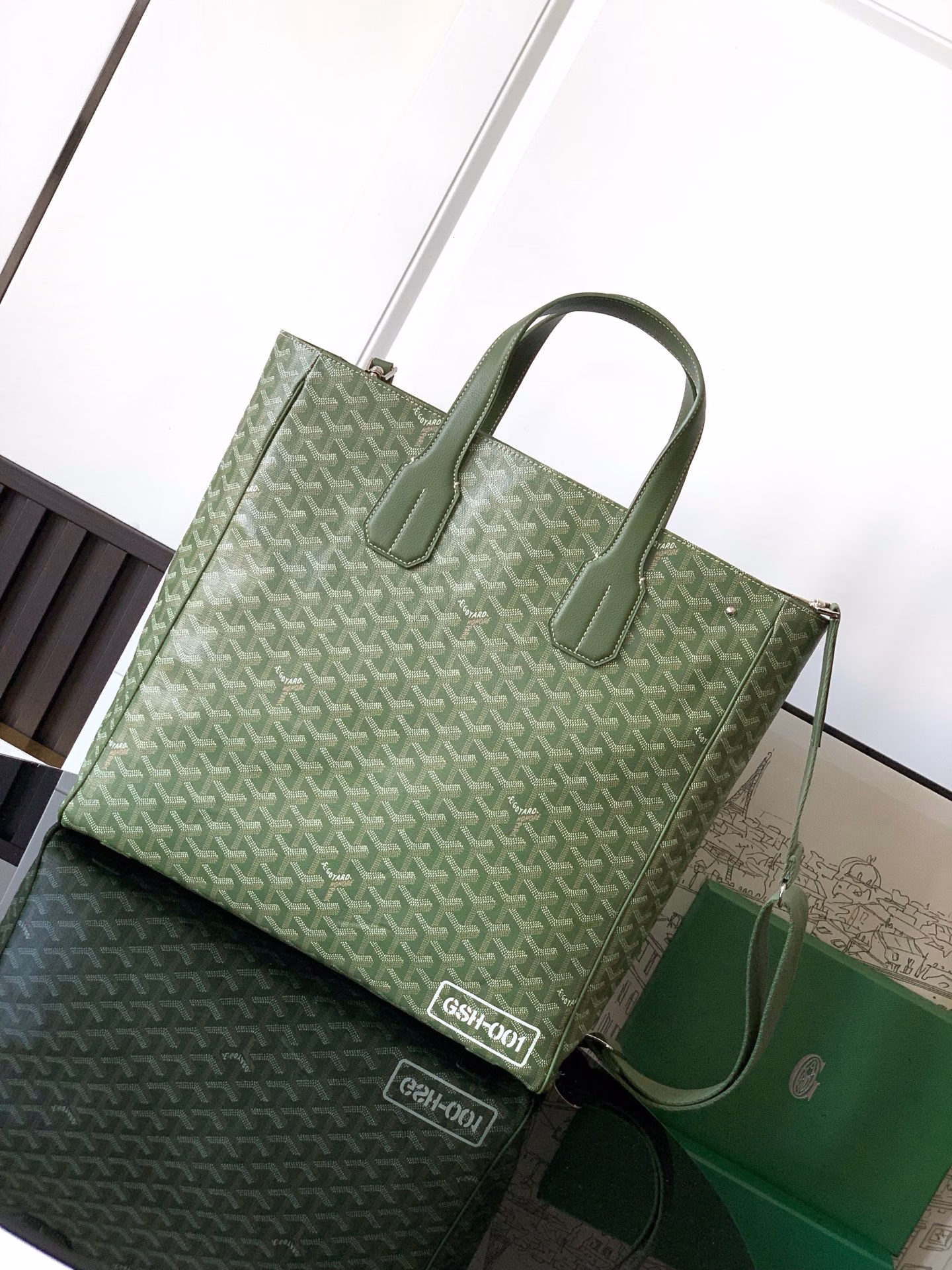 2025 Limited Edition VOLTAIRE Tote Bag The handbag is made of exclusive khaki green GOYARDINE canvas. Each bag is unique, with a unique painting inspired by the registration number of the trunk of a vintage car, and is personalized according to the boutique to which it belongs, paying homage to GOYARD's art of travel. The VOLTAIRE handbag is large in size and can be used in both casual and formal occasions.