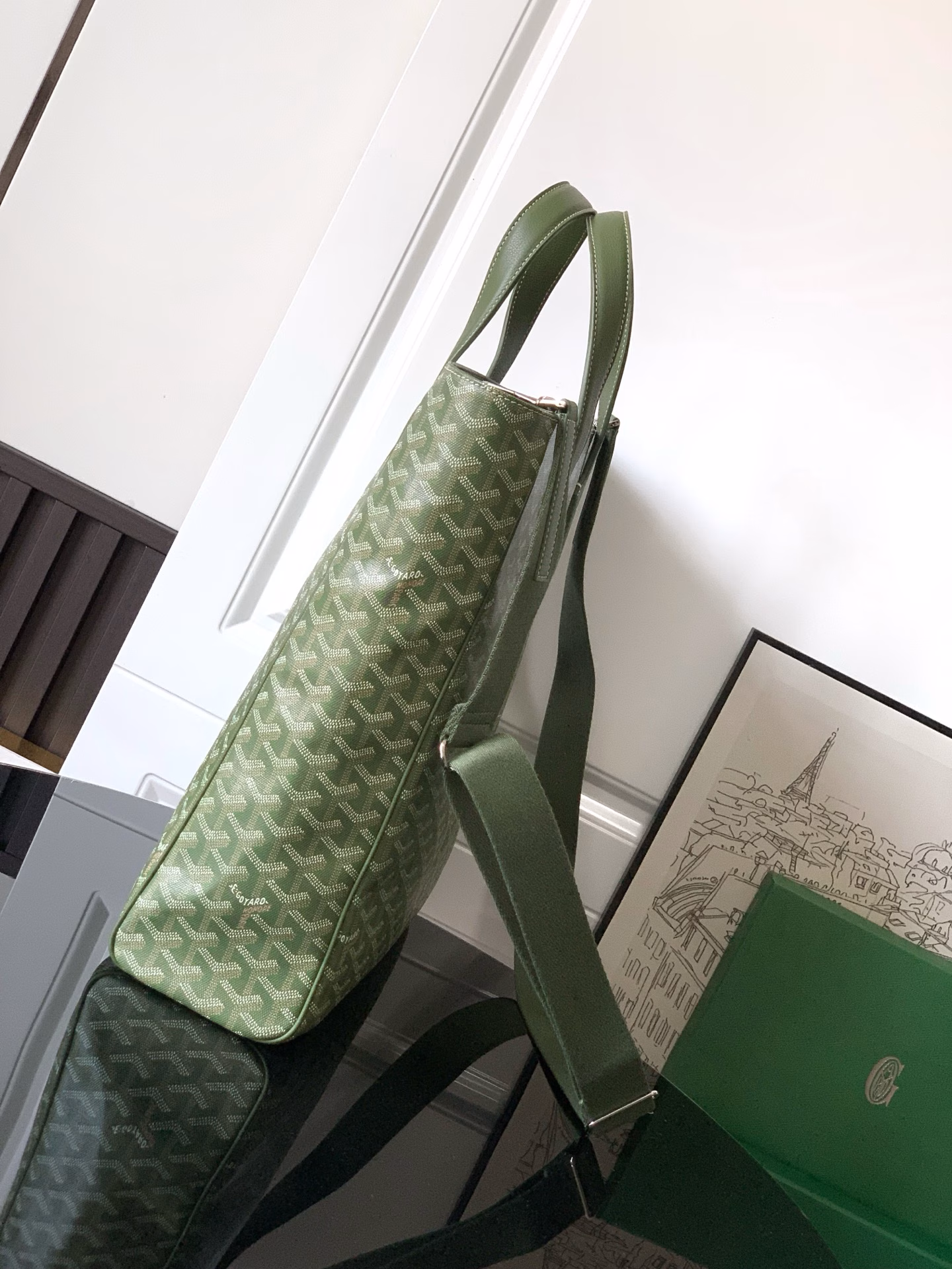 2025 Limited Edition VOLTAIRE Tote Bag The handbag is made of exclusive khaki green GOYARDINE canvas. Each bag is unique, with a unique painting inspired by the registration number of the trunk of a vintage car, and is personalized according to the boutique to which it belongs, paying homage to GOYARD's art of travel. The VOLTAIRE handbag is large in size and can be used in both casual and formal occasions.