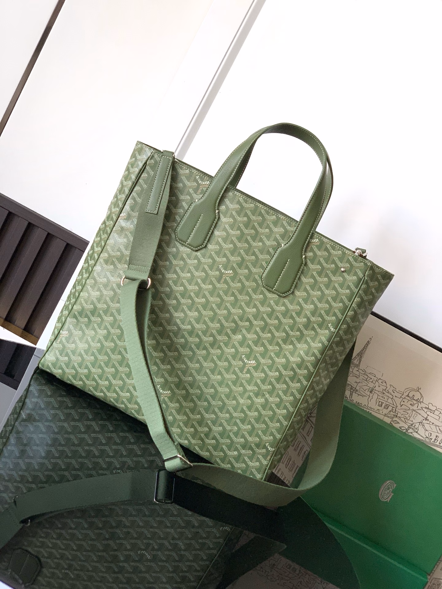 2025 Limited Edition VOLTAIRE Tote Bag The handbag is made of exclusive khaki green GOYARDINE canvas. Each bag is unique, with a unique painting inspired by the registration number of the trunk of a vintage car, and is personalized according to the boutique to which it belongs, paying homage to GOYARD's art of travel. The VOLTAIRE handbag is large in size and can be used in both casual and formal occasions.