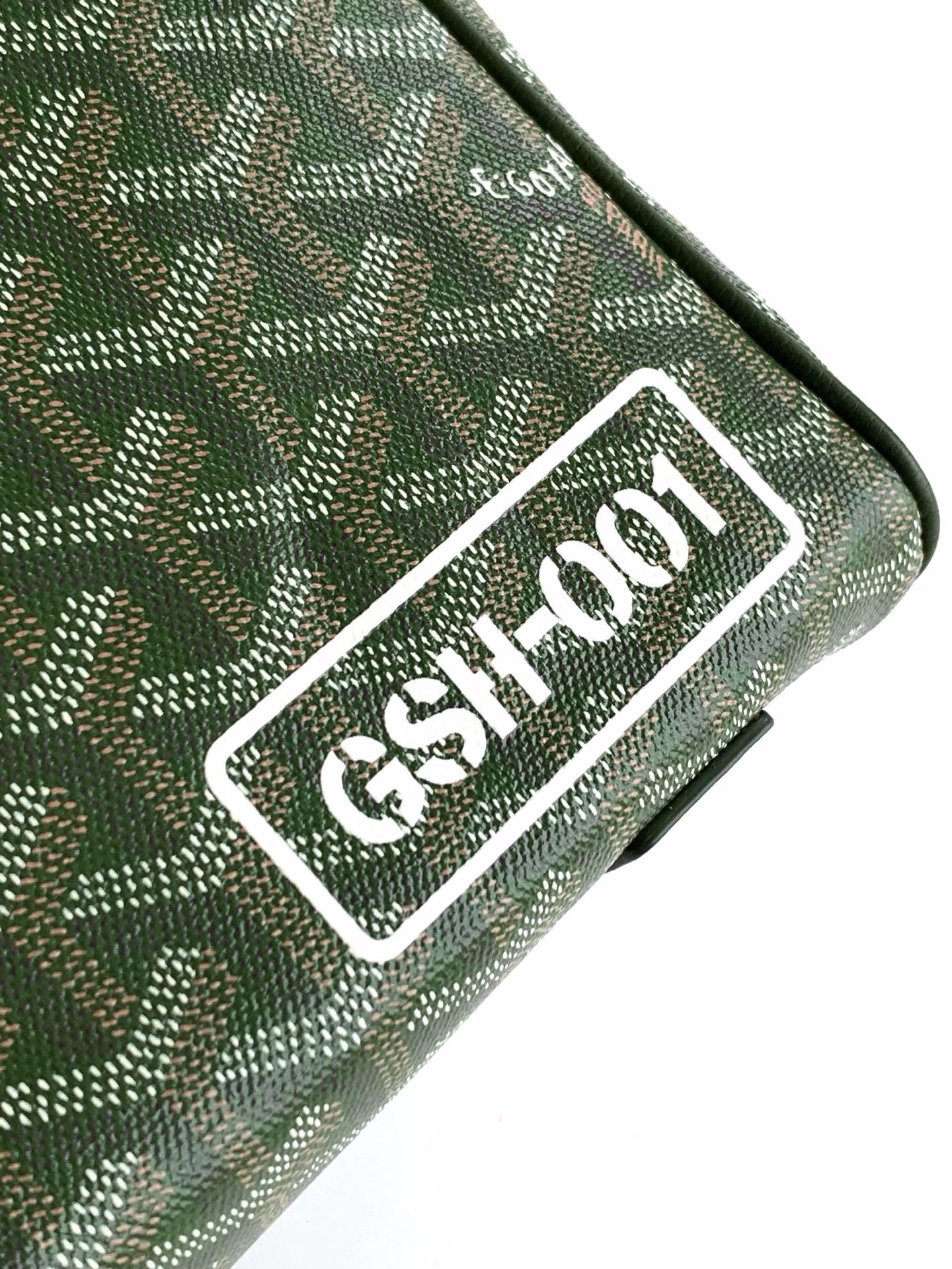 2025 Limited Edition VOLTAIRE Tote Bag The handbag is made of exclusive khaki green GOYARDINE canvas. Each bag is unique, with a unique painting inspired by the registration number of the trunk of a vintage car, and is personalized according to the boutique to which it belongs, paying homage to GOYARD's art of travel. The VOLTAIRE handbag is large in size and can be used in both casual and formal occasions.