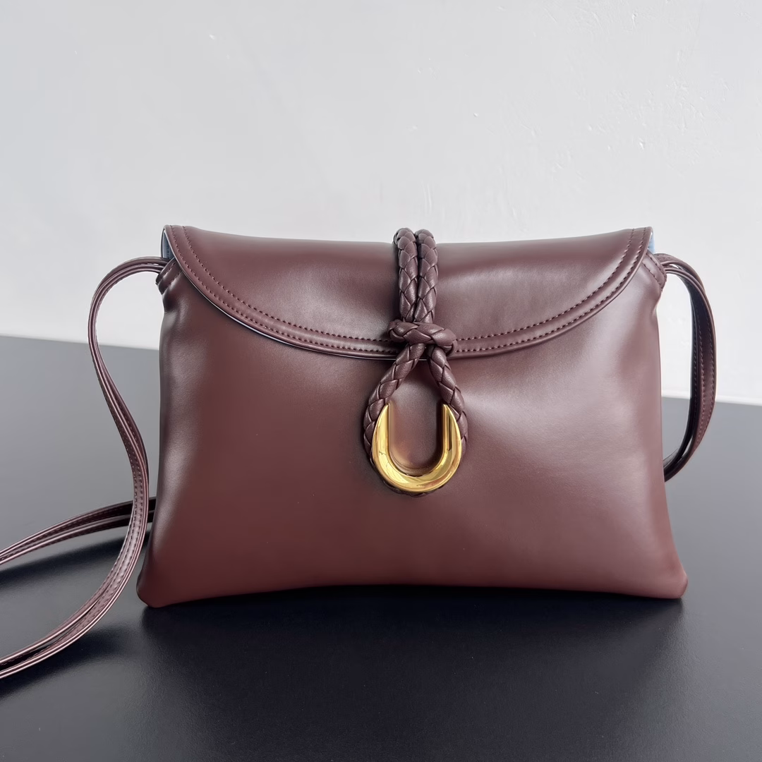 BV 24 autumn and winter new 806030 Small Liberta handbags, unique lock design, smooth calfskin, snake-shaped buckle elements, it has some characteristics, with visible texture, light and advanced touch, soft body and pleated mouth casual design, clean, simple and fashionable, pay attention to design sense but not too high-profile, can make you easily control various auras and have a comfortable commute