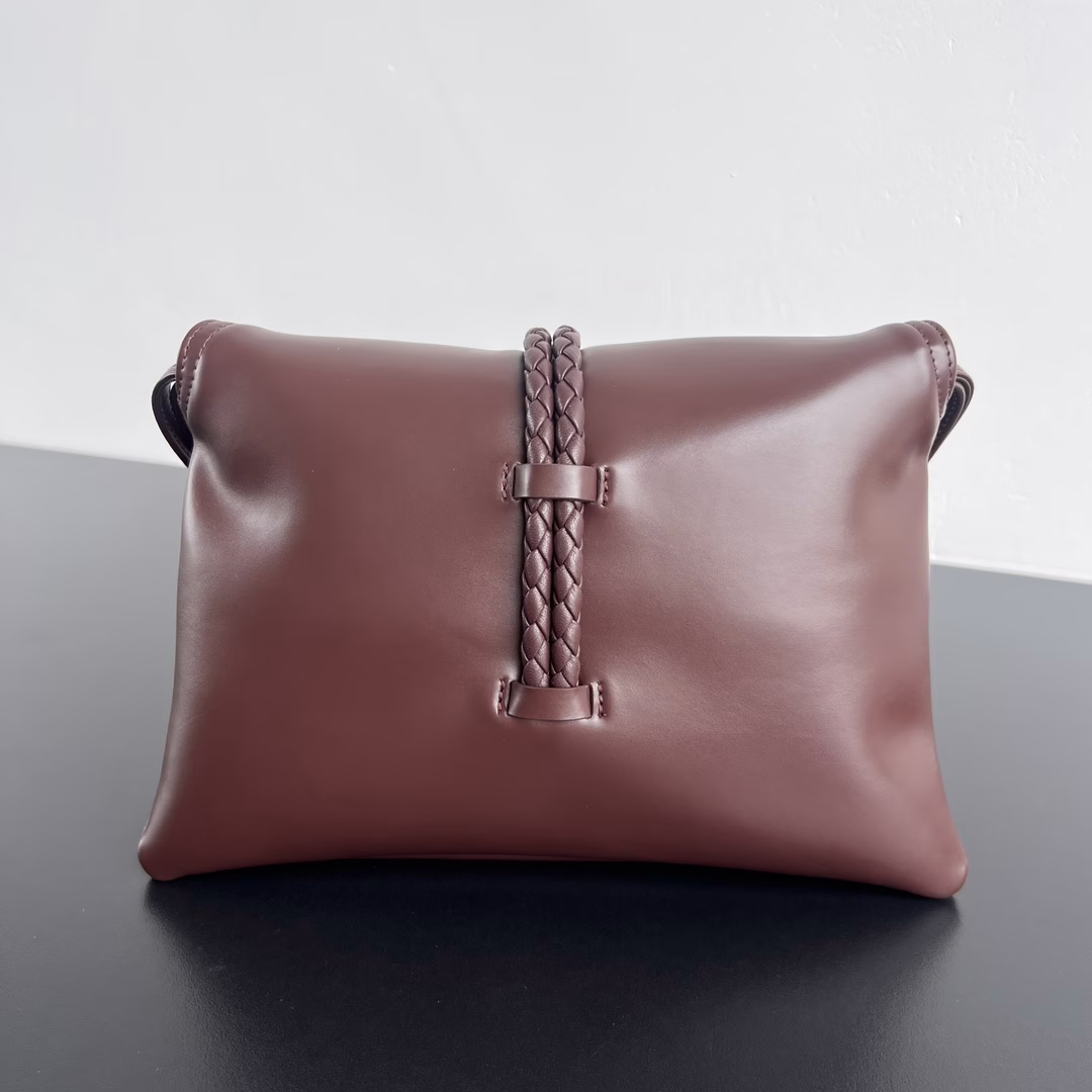 BV 24 autumn and winter new 806030 Small Liberta handbags, unique lock design, smooth calfskin, snake-shaped buckle elements, it has some characteristics, with visible texture, light and advanced touch, soft body and pleated mouth casual design, clean, simple and fashionable, pay attention to design sense but not too high-profile, can make you easily control various auras and have a comfortable commute