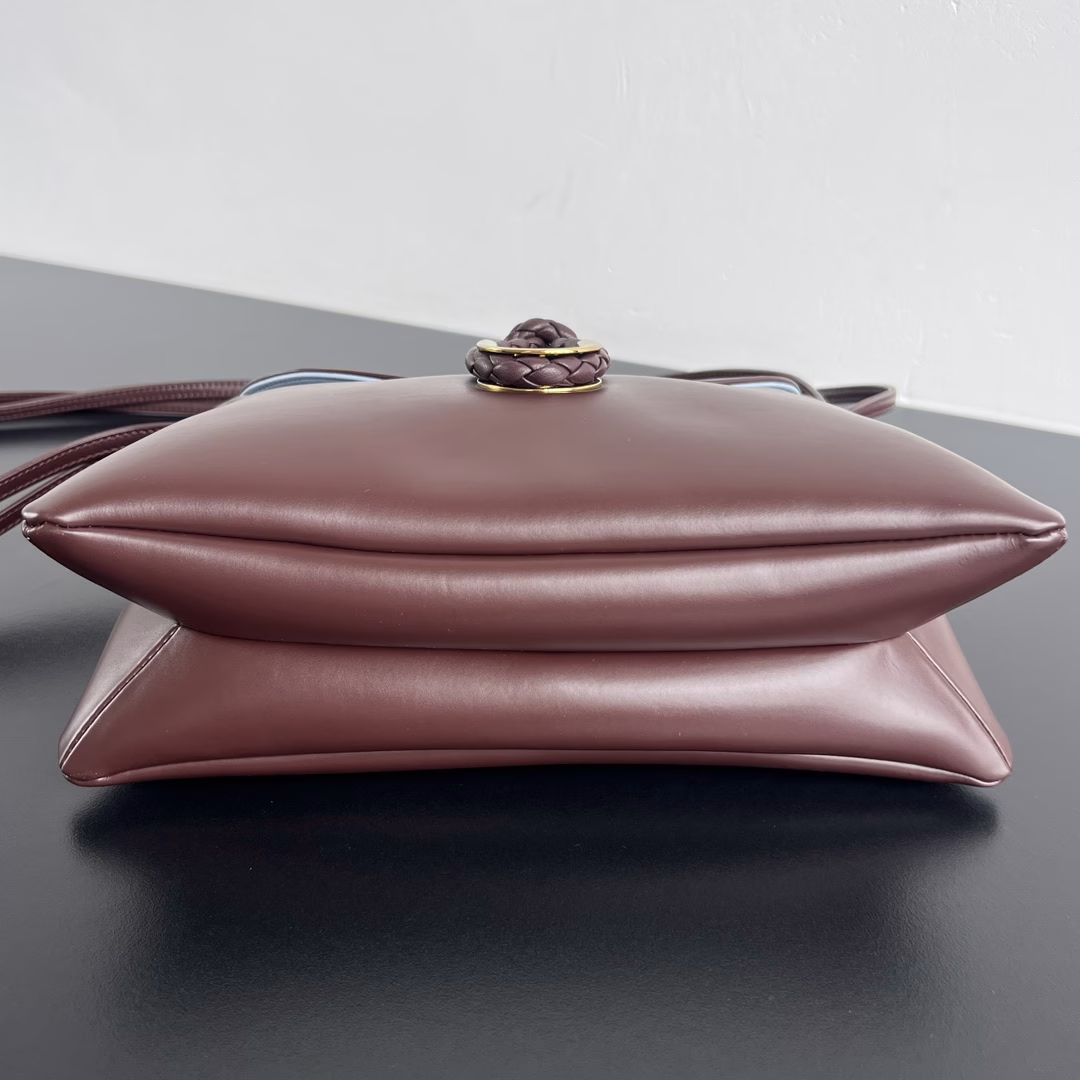 BV 24 autumn and winter new 806030 Small Liberta handbags, unique lock design, smooth calfskin, snake-shaped buckle elements, it has some characteristics, with visible texture, light and advanced touch, soft body and pleated mouth casual design, clean, simple and fashionable, pay attention to design sense but not too high-profile, can make you easily control various auras and have a comfortable commute