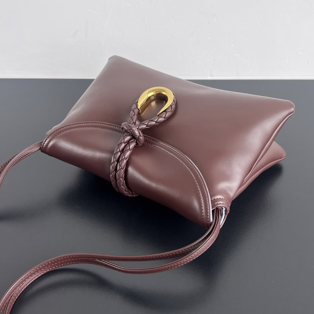 BV 24 autumn and winter new 806030 Small Liberta handbags, unique lock design, smooth calfskin, snake-shaped buckle elements, it has some characteristics, with visible texture, light and advanced touch, soft body and pleated mouth casual design, clean, simple and fashionable, pay attention to design sense but not too high-profile, can make you easily control various auras and have a comfortable commute