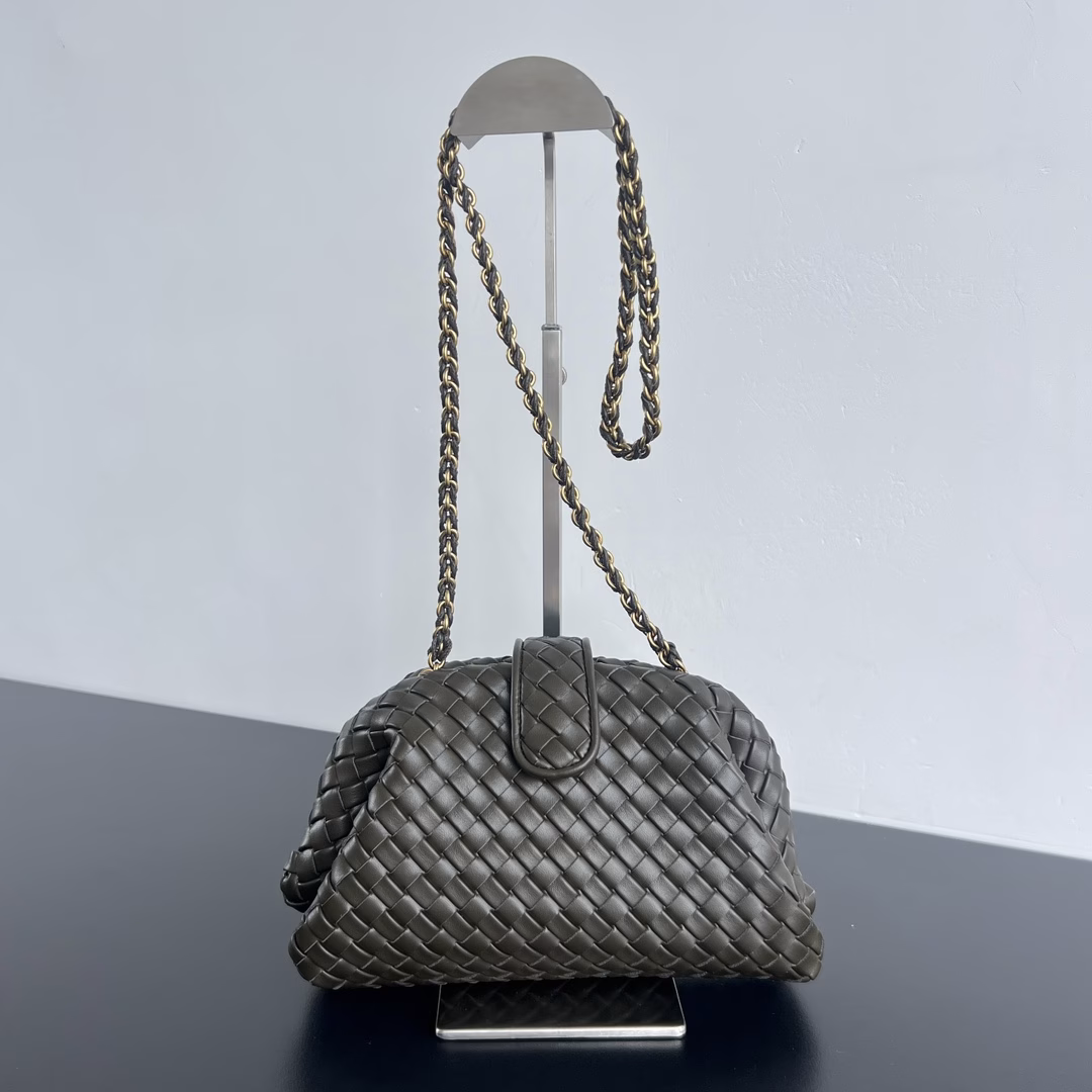 Small chain crossbody bag⛓️ This classic handbag was born in the late 1970s. It became popular because an American actress carried it in the 1980 movie 