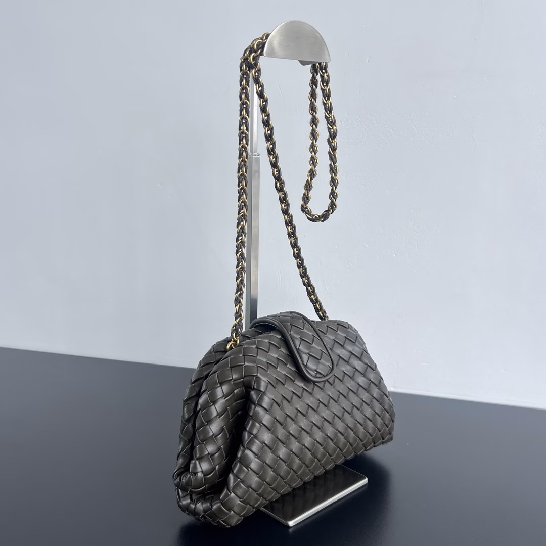 Small chain crossbody bag⛓️ This classic handbag was born in the late 1970s. It became popular because an American actress carried it in the 1980 movie 