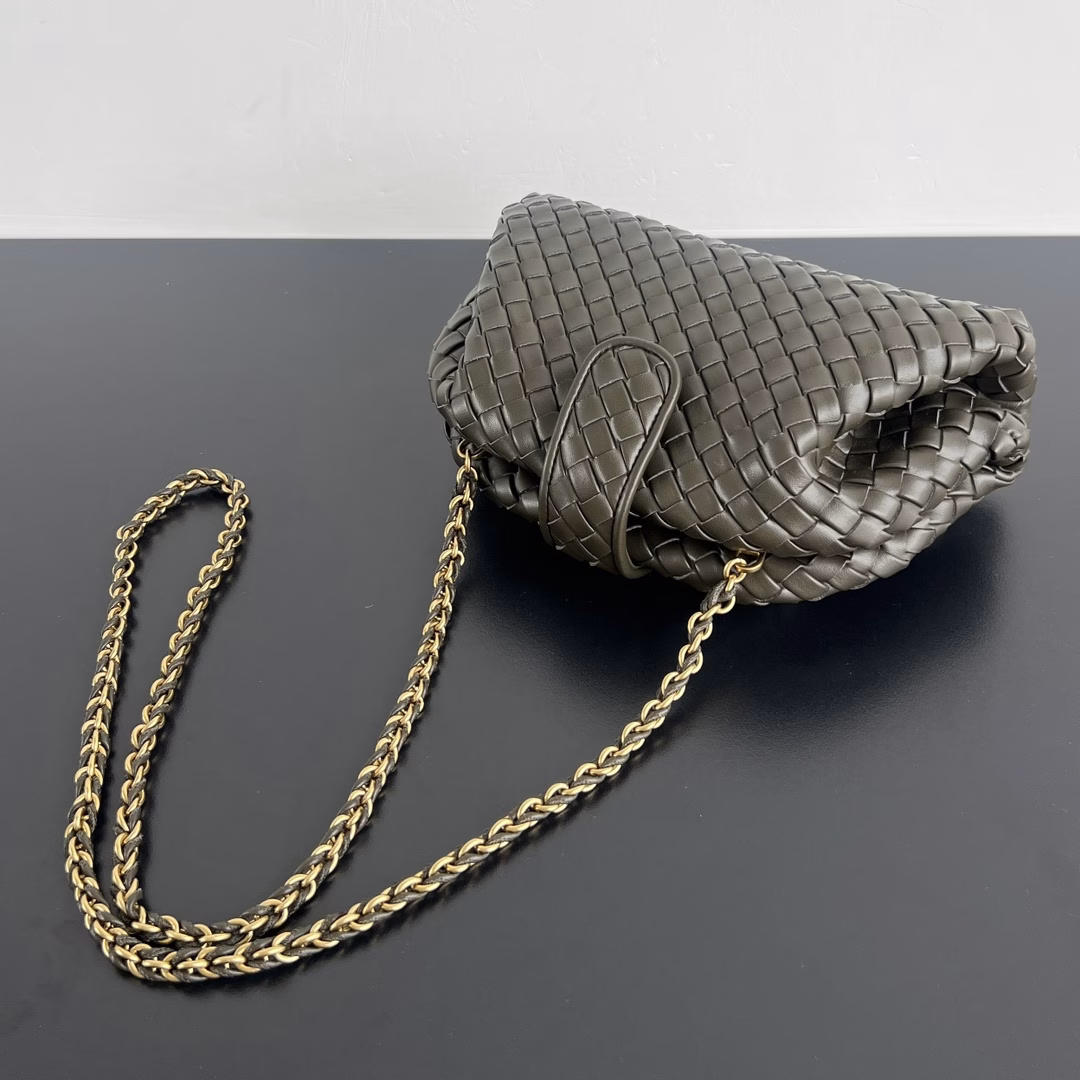 Small chain crossbody bag⛓️ This classic handbag was born in the late 1970s. It became popular because an American actress carried it in the 1980 movie 