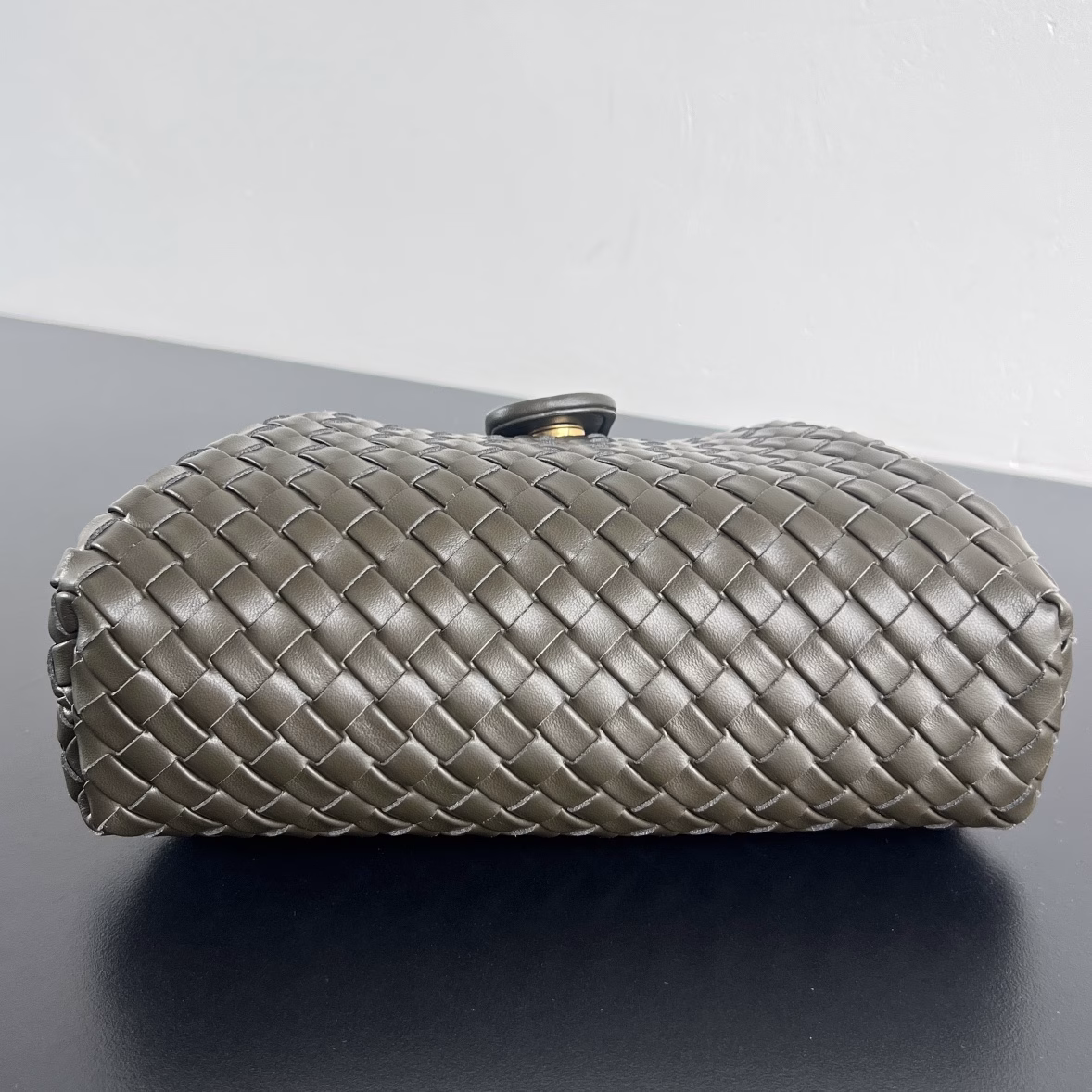 Small chain crossbody bag⛓️ This classic handbag was born in the late 1970s. It became popular because an American actress carried it in the 1980 movie 