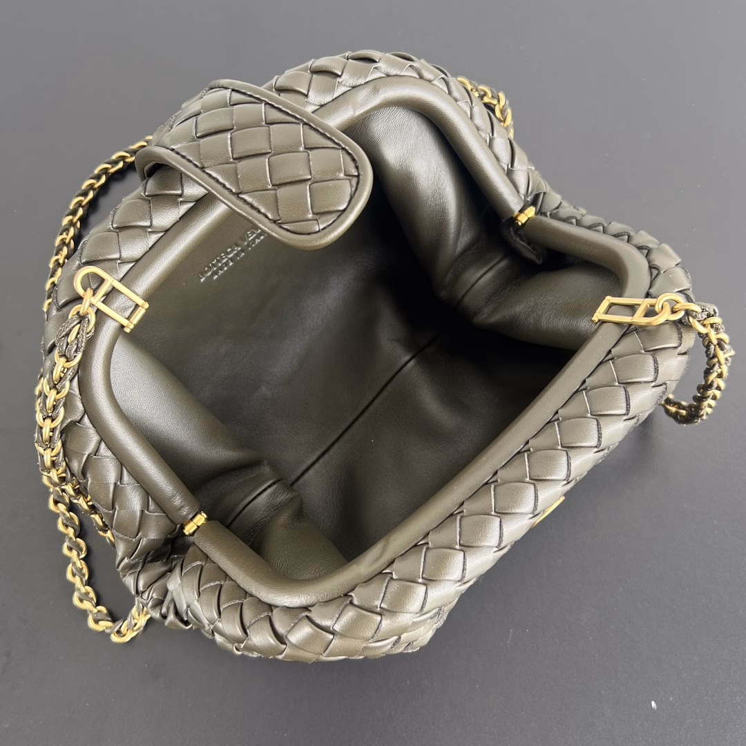 Small chain crossbody bag⛓️ This classic handbag was born in the late 1970s. It became popular because an American actress carried it in the 1980 movie 
