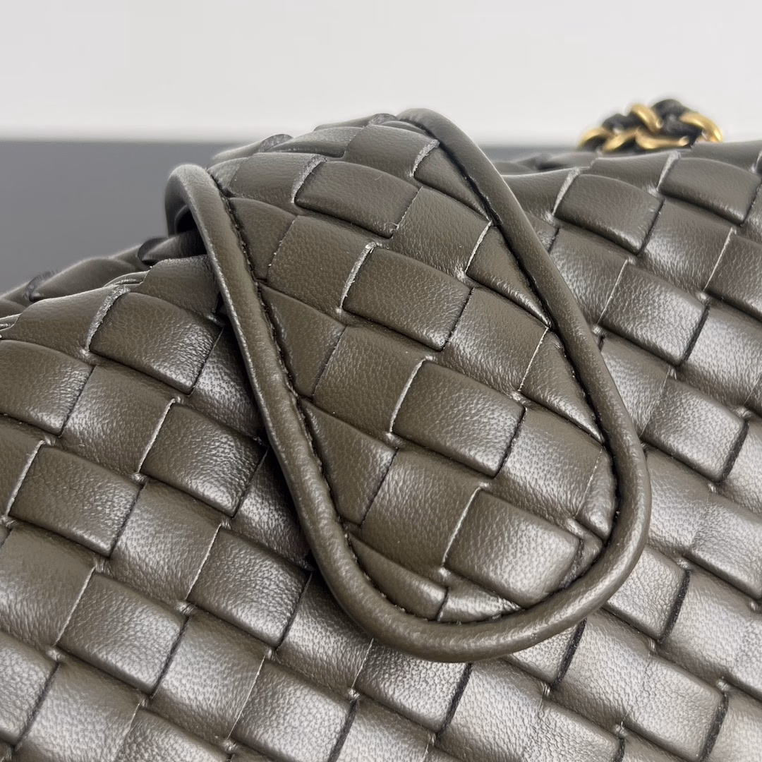 Small chain crossbody bag⛓️ This classic handbag was born in the late 1970s. It became popular because an American actress carried it in the 1980 movie 