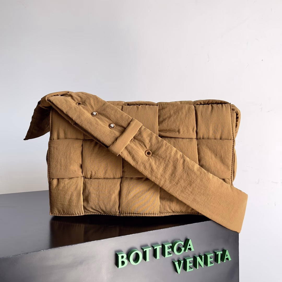 Bv Nylon CassetteThis largest nylon woven bag is my favorite recently. This bag is highly recommended. It can meet the needs of men for daily outings. It can even hold iPads, 13-inch laptops or A4 files, etc. The nylon material is very durable, very light, and you don’t feel bad about throwing it away. It is very easy to take care of. It is very suitable as a commuter bag or a sports bag. The shoulder strap can be adjusted in length. It is very friendly to men.