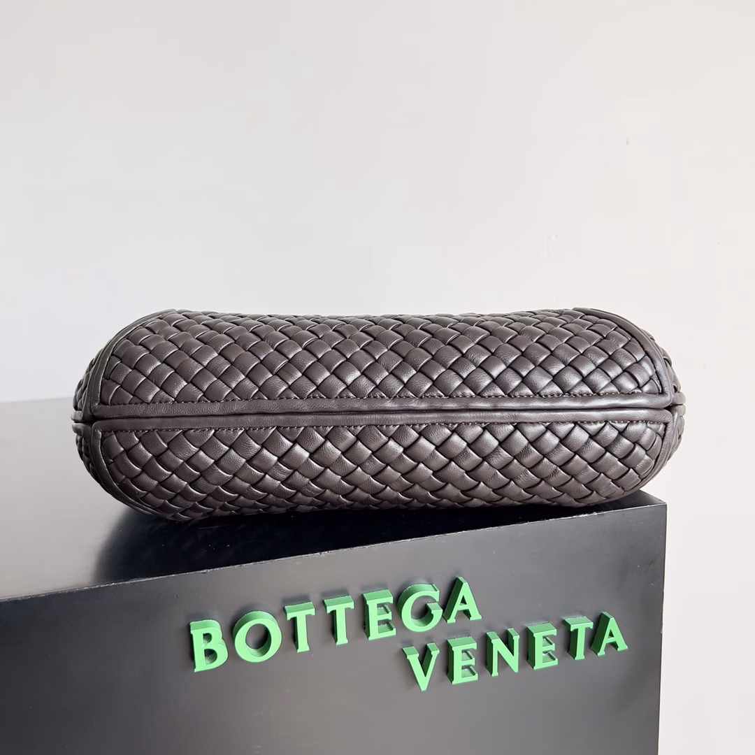 BV🟢#CLICKER# Ah~ Summer is hereThe color combination is so comfortable that I want to carry it on the streetSymmetrical handle buckle, using the Muse brass styleAdds a lot of playfulness and fun🤩A must-have item in the wardrobe for fashionistasThe traditional Italian craftsmanship is really irreplaceable Classic double-sided weaving, soft to the touch Enough space for daily needs