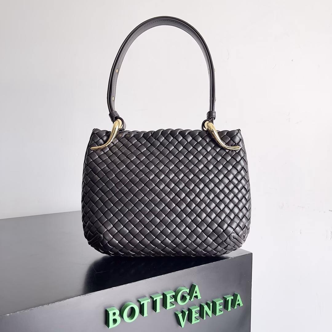 BV's new early spring Clicker arc-shaped bag ✅Flat but rich in textureMatched with curved metal designFashionable and elegant😍Every frame will be branded with your storyLogo and logo are a kind of expressionAnd I choose to be silent like the answer to the mysteryBottega Veneta classic Intreccio braided leather Clicker handbagSimple, luxurious and elegant