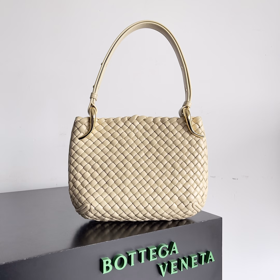 BV's new early spring Clicker arc-shaped bag ✅Flat but rich in textureMatched with curved metal designFashionable and elegant😍Every frame will be branded with your storyLogo and logo are a kind of expressionAnd I choose to be silent like the answer to the mysteryBottega Veneta classic Intreccio braided leather Clicker handbagSimple, luxurious and elegant