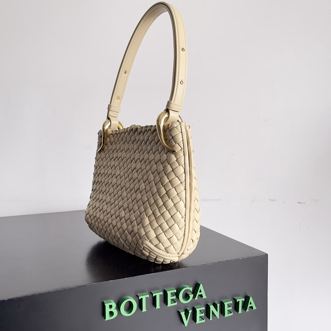 BV's new early spring Clicker arc-shaped bag ✅Flat but rich in textureMatched with curved metal designFashionable and elegant😍Every frame will be branded with your storyLogo and logo are a kind of expressionAnd I choose to be silent like the answer to the mysteryBottega Veneta classic Intreccio braided leather Clicker handbagSimple, luxurious and elegant