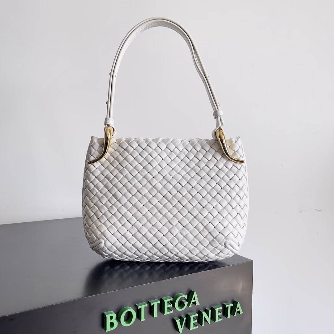 BV's new early spring Clicker arc-shaped bag ✅Flat but rich in textureMatched with curved metal designFashionable and elegant😍Every frame will be branded with your storyLogo and logo are a kind of expressionAnd I choose to be silent like the answer to the mysteryBottega Veneta classic Intreccio braided leather Clicker handbagSimple, luxurious and elegant