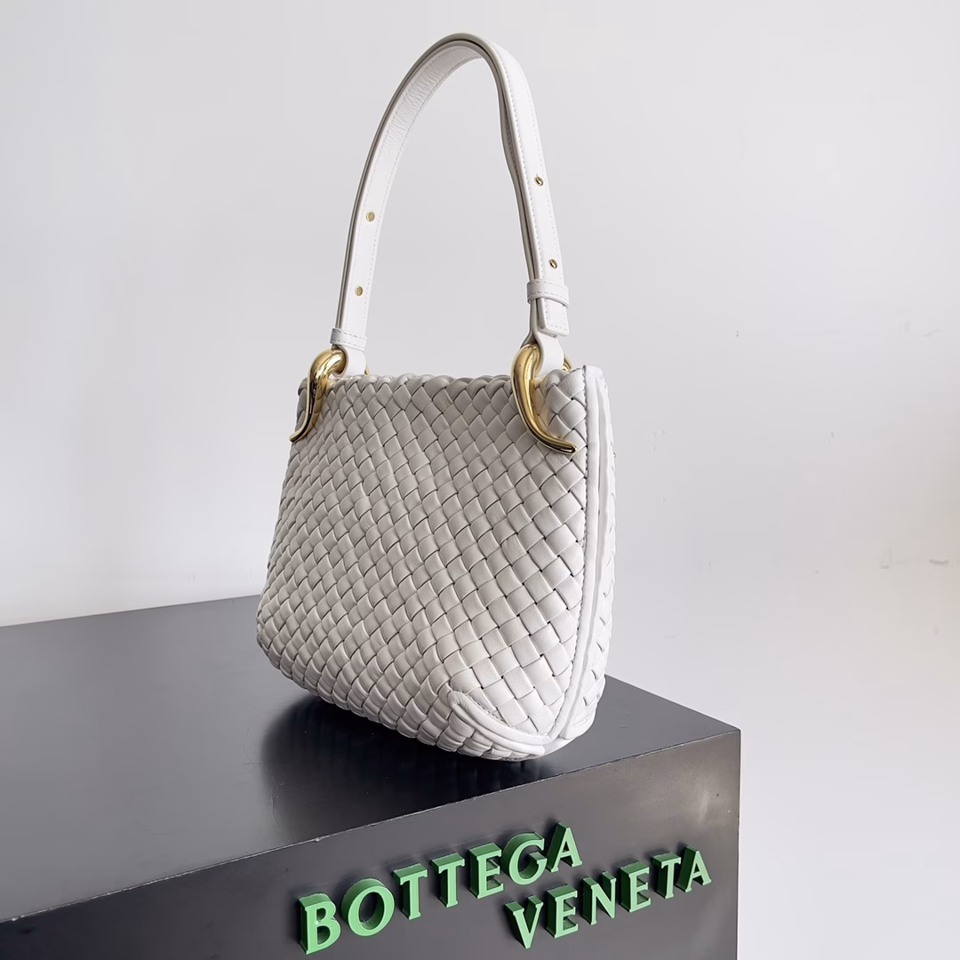 BV's new early spring Clicker arc-shaped bag ✅Flat but rich in textureMatched with curved metal designFashionable and elegant😍Every frame will be branded with your storyLogo and logo are a kind of expressionAnd I choose to be silent like the answer to the mysteryBottega Veneta classic Intreccio braided leather Clicker handbagSimple, luxurious and elegant