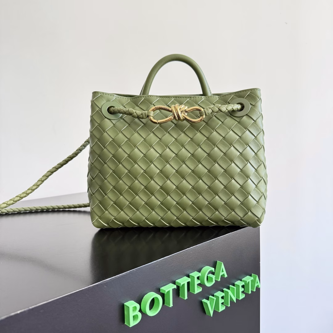 BV's 2023 new Andiamo is out‼ ️Really hot🔥Bottega Veneta's new Andiamo woven handbag launched this season is really popular all over the world! ! Celebrities at home and abroad have worn it. Oscar-winning actress Michelle Yeoh has taken it out on the street. Song Jia, Choi Ya-la, Yu Feihong, Miyoshi Ayaka, Rosie Hunting-Whiteley, Yoshioka Riho, etc. have all picked this bag. It is classic and versatile and very elegant. The bag has a large capacity and is very convenient for daily commuting! ! Multiple ways of carrying, the shoulder strap can be adjusted by yourself, the original lambskin feels soft and delicate, and the neutral style breaks the gender boundaries, bringing a more practical and lasting use experience. The Andiamo, which combines elegance and casual style, perfectly interprets the true appearance of 