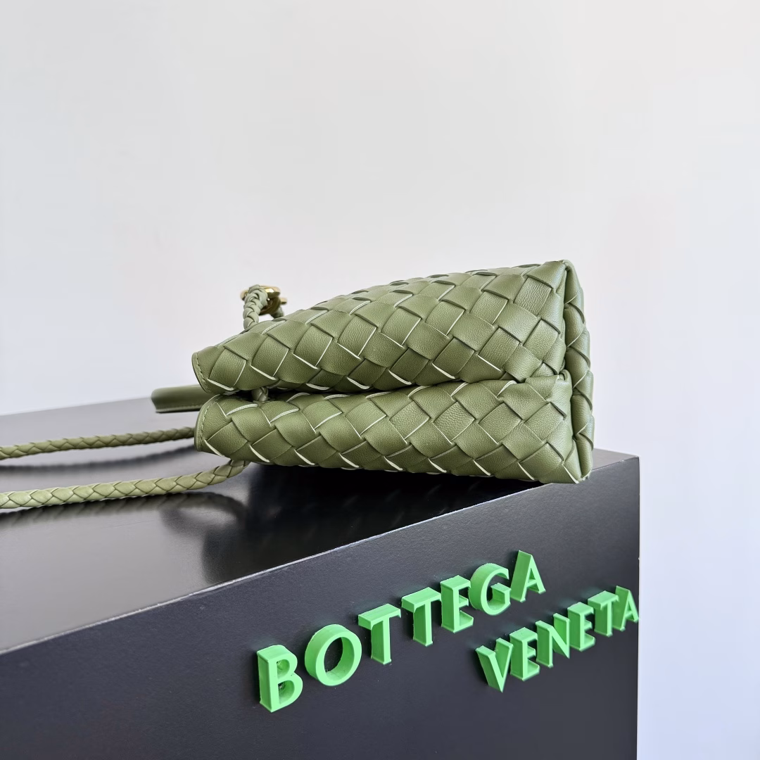 BV's 2023 new Andiamo is out‼ ️Really hot🔥Bottega Veneta's new Andiamo woven handbag launched this season is really popular all over the world! ! Celebrities at home and abroad have worn it. Oscar-winning actress Michelle Yeoh has taken it out on the street. Song Jia, Choi Ya-la, Yu Feihong, Miyoshi Ayaka, Rosie Hunting-Whiteley, Yoshioka Riho, etc. have all picked this bag. It is classic and versatile and very elegant. The bag has a large capacity and is very convenient for daily commuting! ! Multiple ways of carrying, the shoulder strap can be adjusted by yourself, the original lambskin feels soft and delicate, and the neutral style breaks the gender boundaries, bringing a more practical and lasting use experience. The Andiamo, which combines elegance and casual style, perfectly interprets the true appearance of 