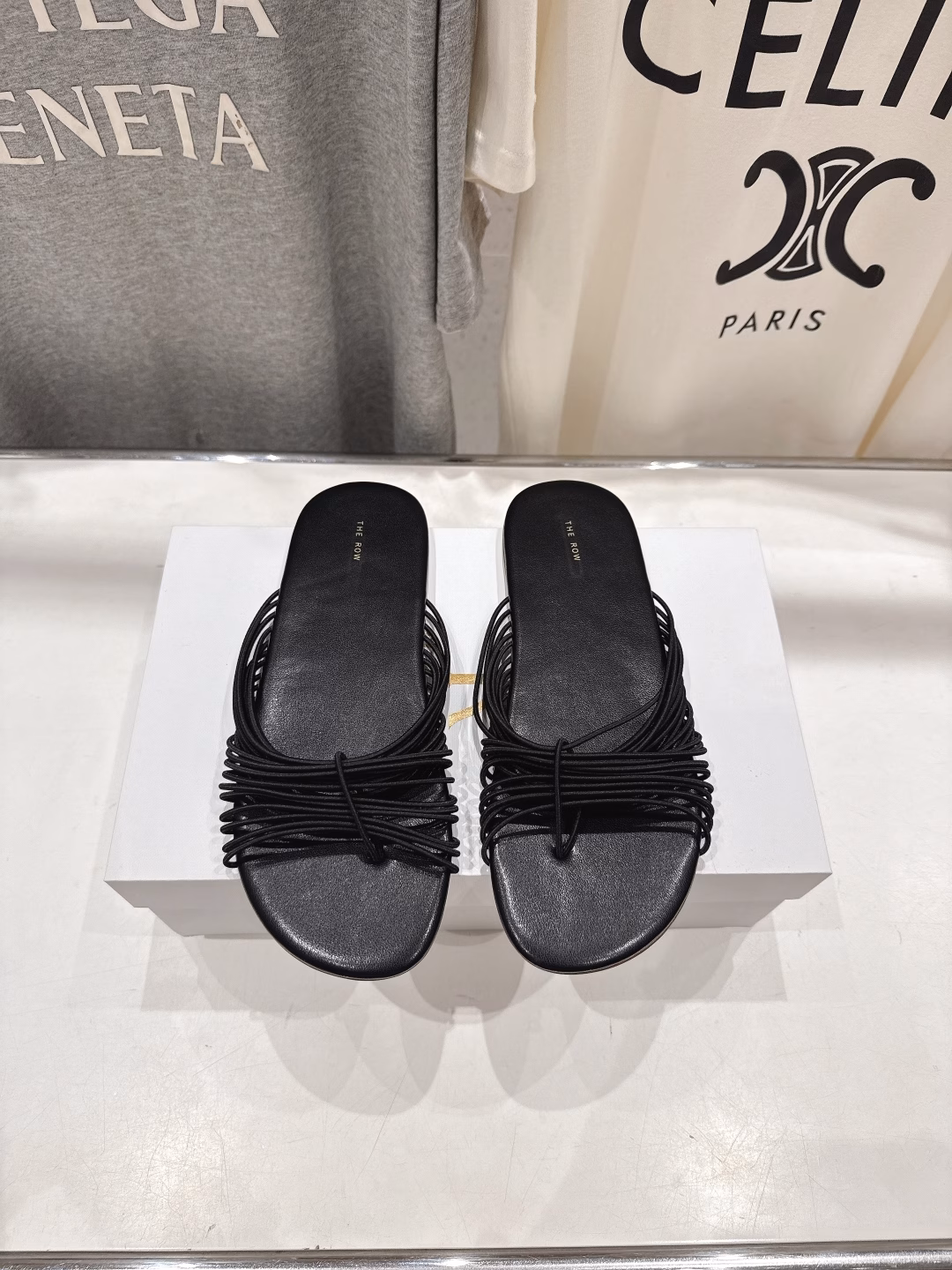The row 2025ss summer hit simple flat slippersVery comfortable flat flip flops, minimalist design concept, slim fit, good looking and practical