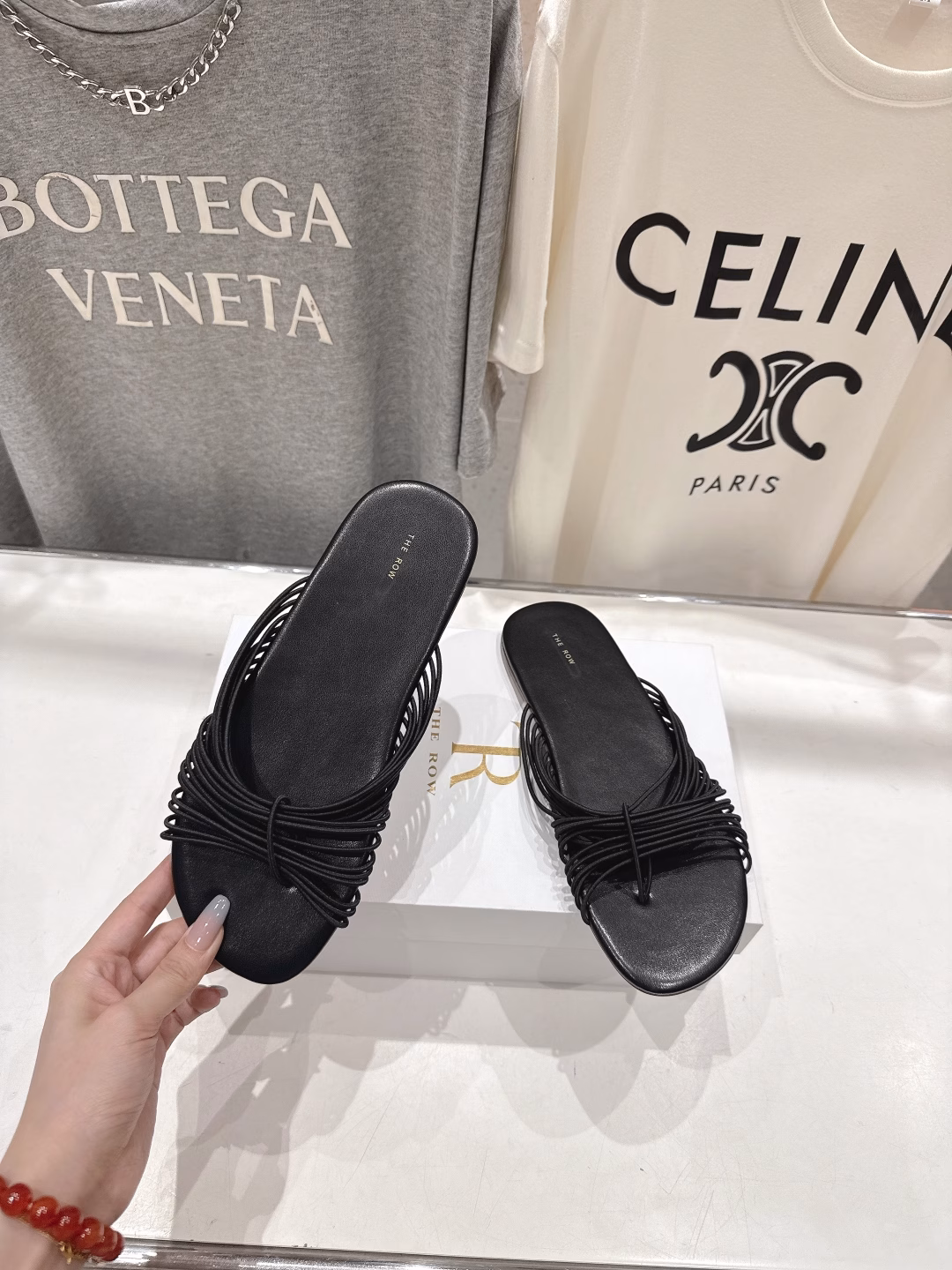The row 2025ss summer hit simple flat slippersVery comfortable flat flip flops, minimalist design concept, slim fit, good looking and practical