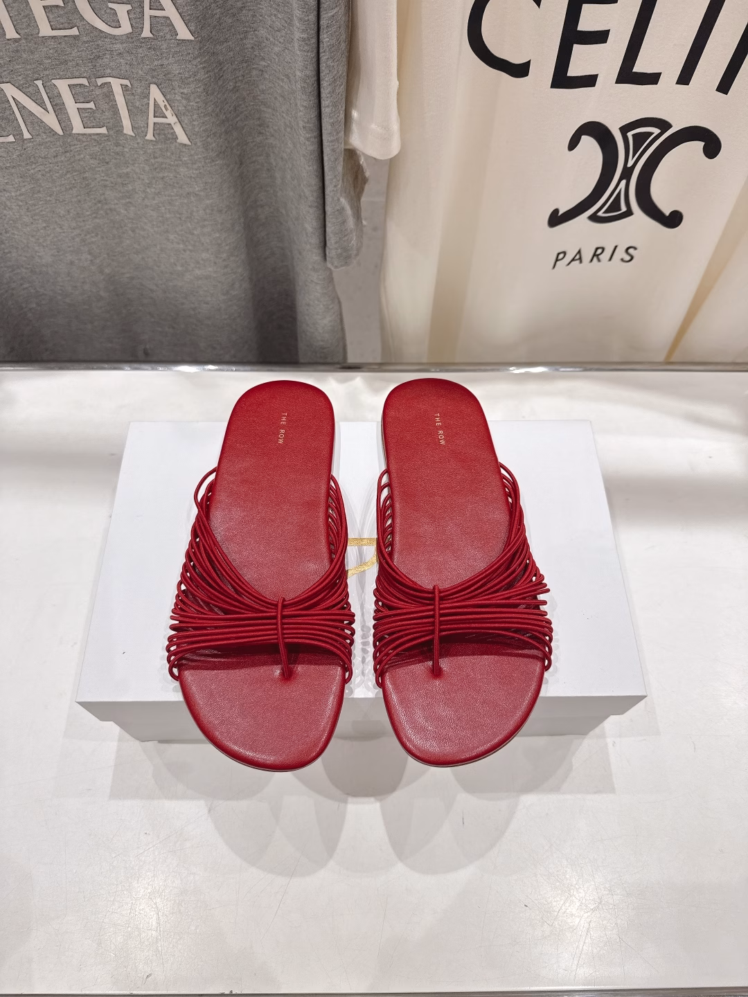 The row 2025ss summer hit simple flat slippersVery comfortable flat flip flops, minimalist design concept, slim fit, good looking and practical