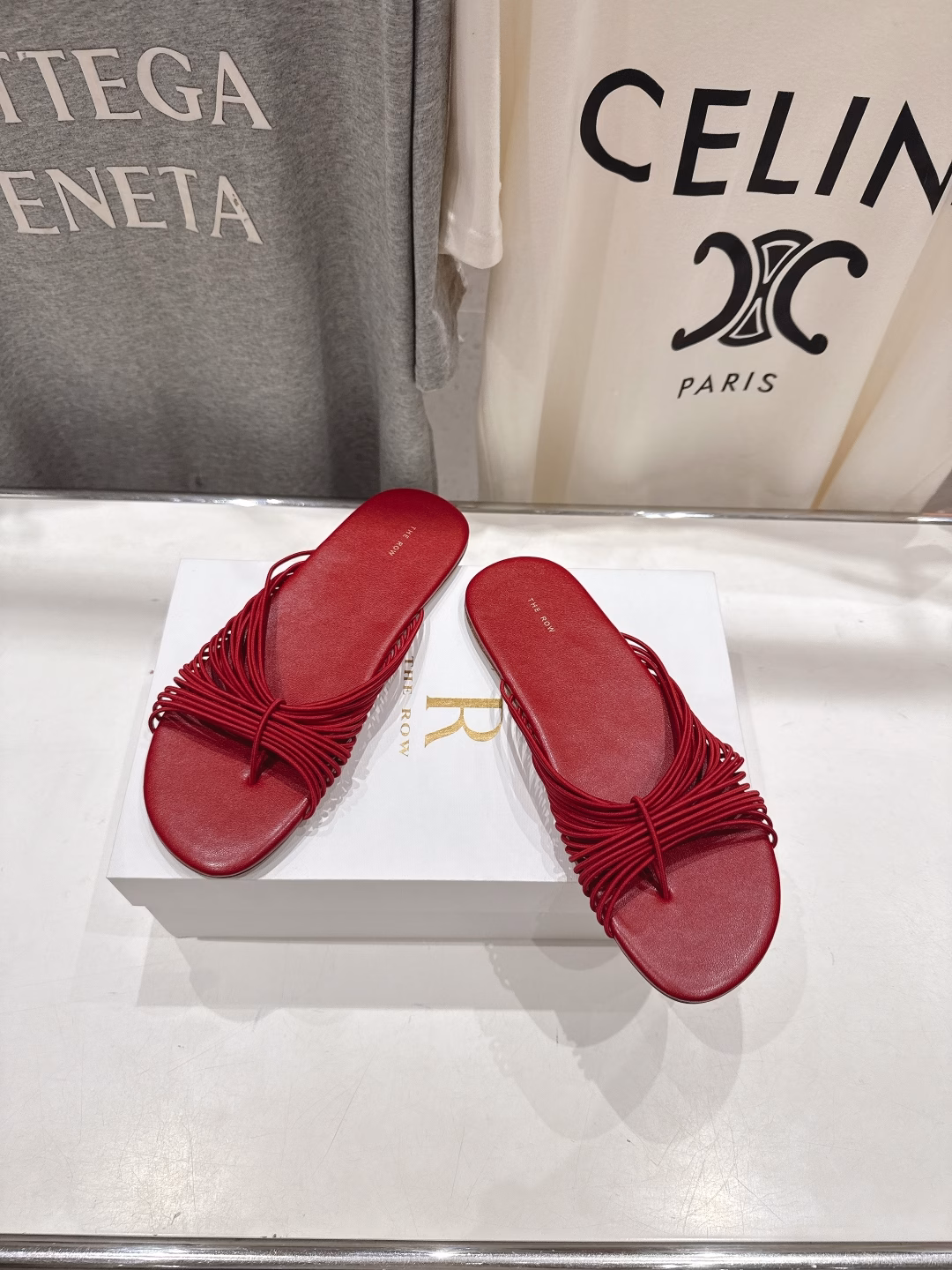 The row 2025ss summer hit simple flat slippersVery comfortable flat flip flops, minimalist design concept, slim fit, good looking and practical