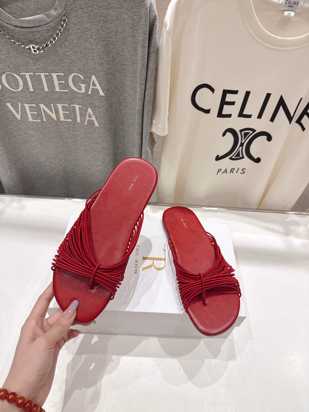 The row 2025ss summer hit simple flat slippersVery comfortable flat flip flops, minimalist design concept, slim fit, good looking and practical