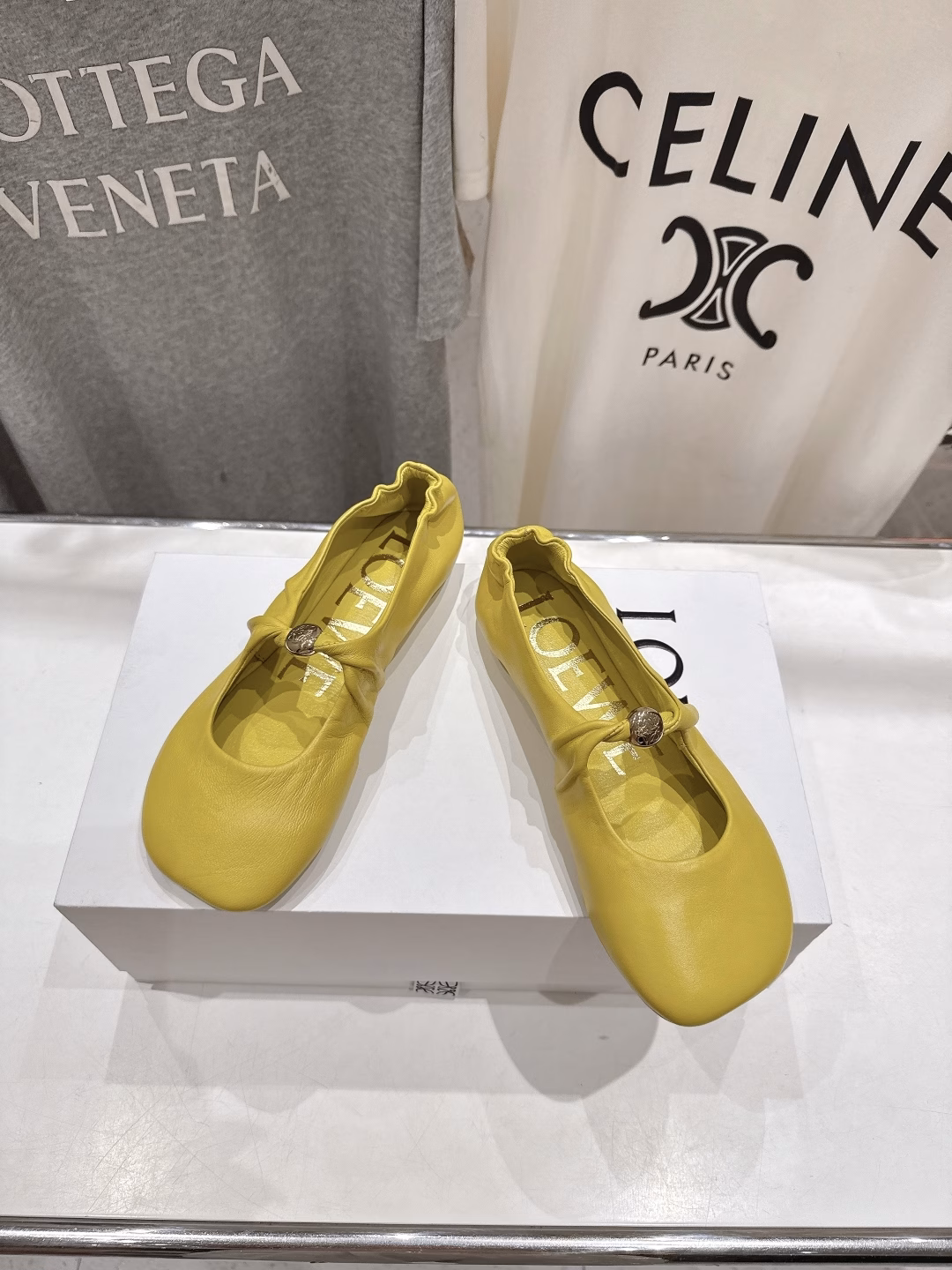 Loewe 2025ss new super soft and comfortable flat Mary Jane loafers ballet shoes, 1:1 development of original foreign-purchased plates~The unique one-piece upper design reveals a soft and beautiful style. From gorgeous dresses to neat and simple trousers. This pair of ballet shoes can handle everything and make you the highlight of your look. The overall lines of the shoe are beautiful and very comfortable to wear!