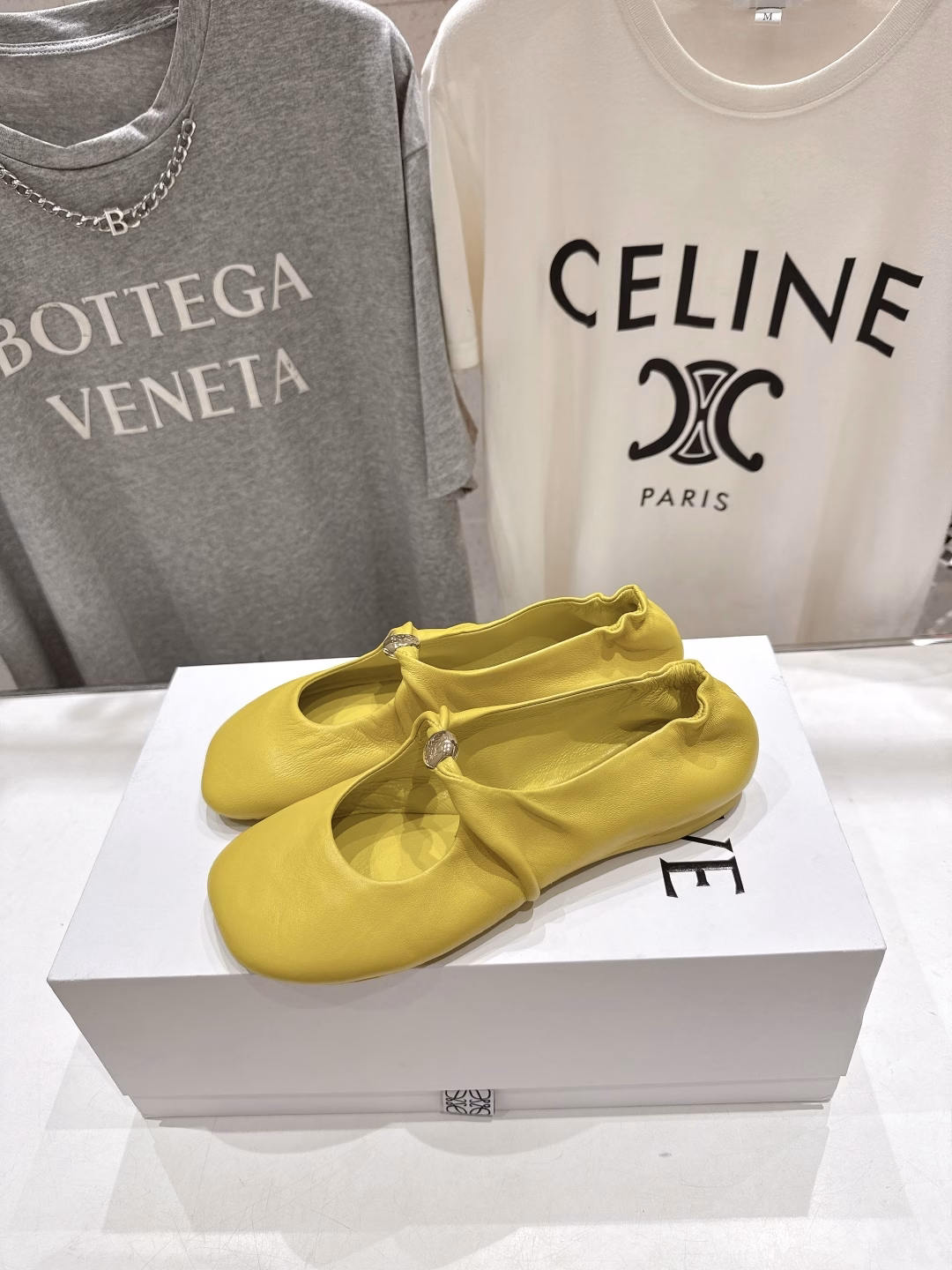 Loewe 2025ss new super soft and comfortable flat Mary Jane loafers ballet shoes, 1:1 development of original foreign-purchased plates~The unique one-piece upper design reveals a soft and beautiful style. From gorgeous dresses to neat and simple trousers. This pair of ballet shoes can handle everything and make you the highlight of your look. The overall lines of the shoe are beautiful and very comfortable to wear!