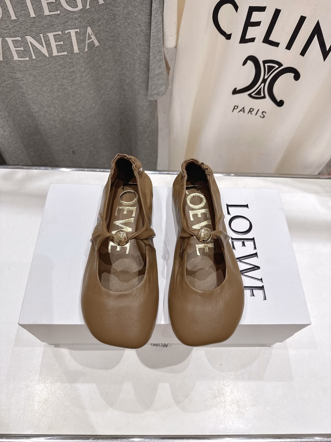 Loewe 2025ss new super soft and comfortable flat Mary Jane loafers ballet shoes, 1:1 development of original foreign-purchased plates~The unique one-piece upper design reveals a soft and beautiful style. From gorgeous dresses to neat and simple trousers. This pair of ballet shoes can handle everything and make you the highlight of your look. The overall lines of the shoe are beautiful and very comfortable to wear!