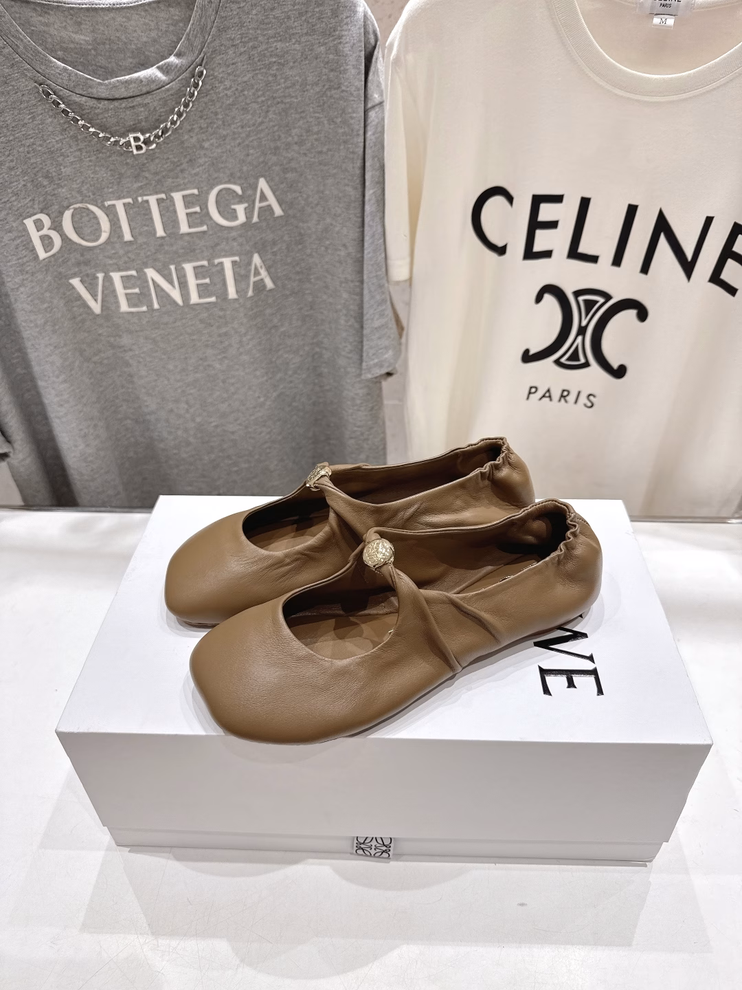 Loewe 2025ss new super soft and comfortable flat Mary Jane loafers ballet shoes, 1:1 development of original foreign-purchased plates~The unique one-piece upper design reveals a soft and beautiful style. From gorgeous dresses to neat and simple trousers. This pair of ballet shoes can handle everything and make you the highlight of your look. The overall lines of the shoe are beautiful and very comfortable to wear!