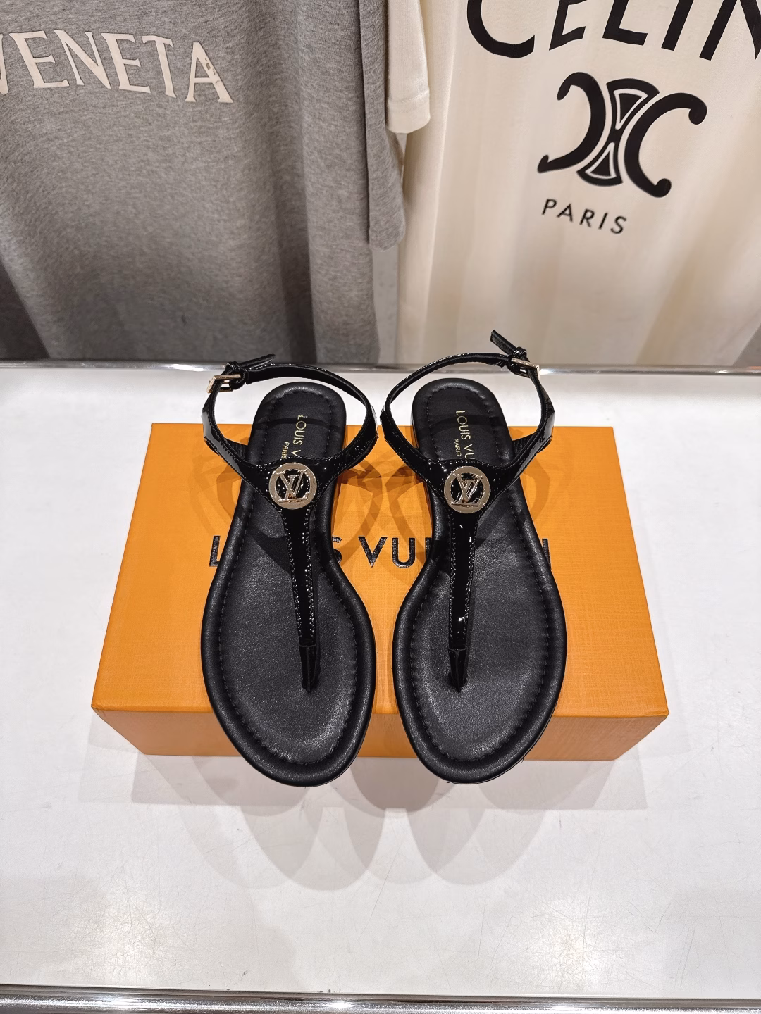 Louis Vuitton ss25 new arrival LV new summer flat flip-flop sandalsSimple and exquisite, full of high-end feeling, showing elegant temperament~ It looks great on the feet, and it is the best choice for summer beautiful shoes