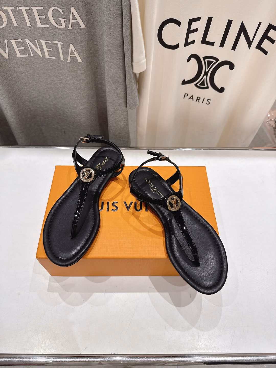 Louis Vuitton ss25 new arrival LV new summer flat flip-flop sandalsSimple and exquisite, full of high-end feeling, showing elegant temperament~ It looks great on the feet, and it is the best choice for summer beautiful shoes