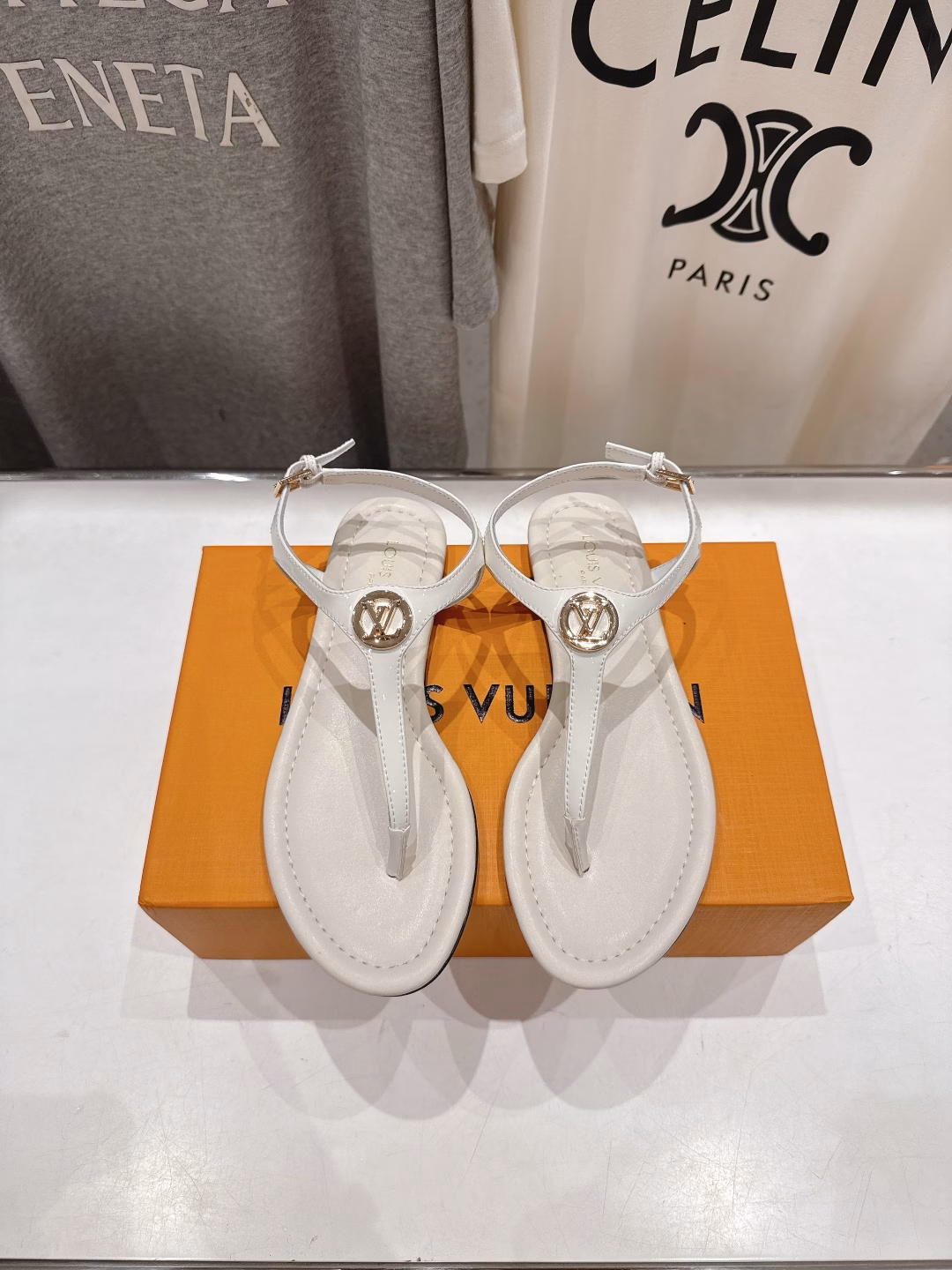 Louis Vuitton ss25 new arrival LV new summer flat flip-flop sandalsSimple and exquisite, full of high-end feeling, showing elegant temperament~ It looks great on the feet, and it is the best choice for summer beautiful shoes