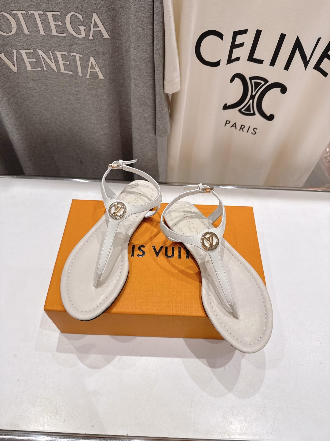 Louis Vuitton ss25 new arrival LV new summer flat flip-flop sandalsSimple and exquisite, full of high-end feeling, showing elegant temperament~ It looks great on the feet, and it is the best choice for summer beautiful shoes