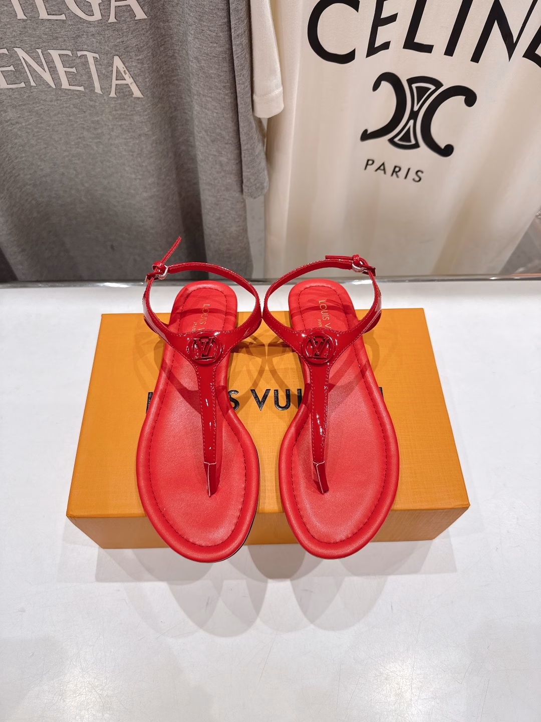 Louis Vuitton ss25 new arrival LV new summer flat flip-flop sandalsSimple and exquisite, full of high-end feeling, showing elegant temperament~ It looks great on the feet, and it is the best choice for summer beautiful shoes