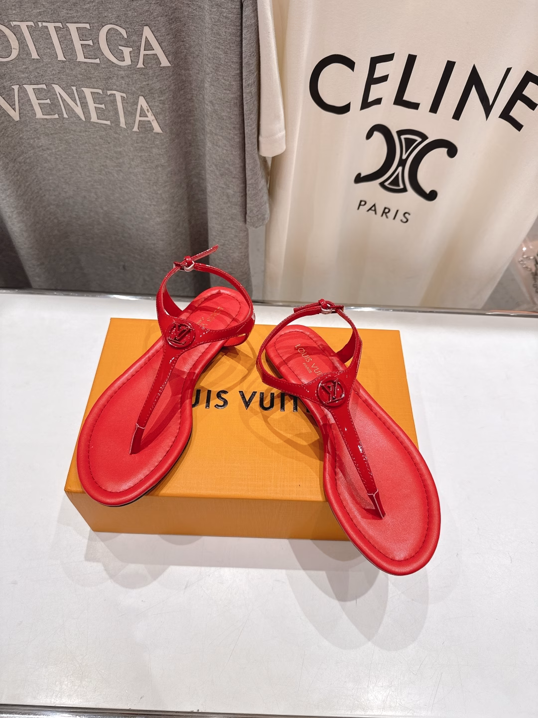 Louis Vuitton ss25 new arrival LV new summer flat flip-flop sandalsSimple and exquisite, full of high-end feeling, showing elegant temperament~ It looks great on the feet, and it is the best choice for summer beautiful shoes